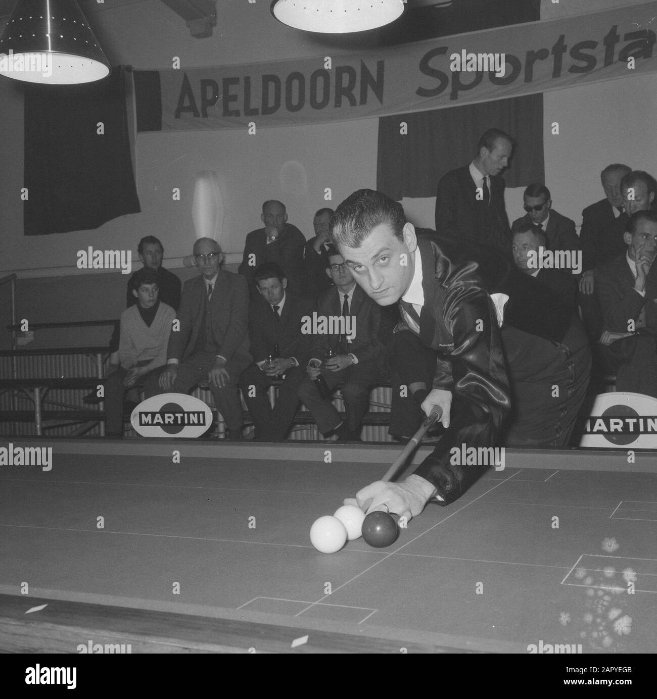 Championnat d'Europe Anchor Framework 47/1 à Apeldoorn, les candidats de Spielman, Wines en Oosterhout sur scène Date: 14 Mars 1965 lieu: Apeldoorn, Gueldre mots clés: CHAMPIES, billard Banque D'Images