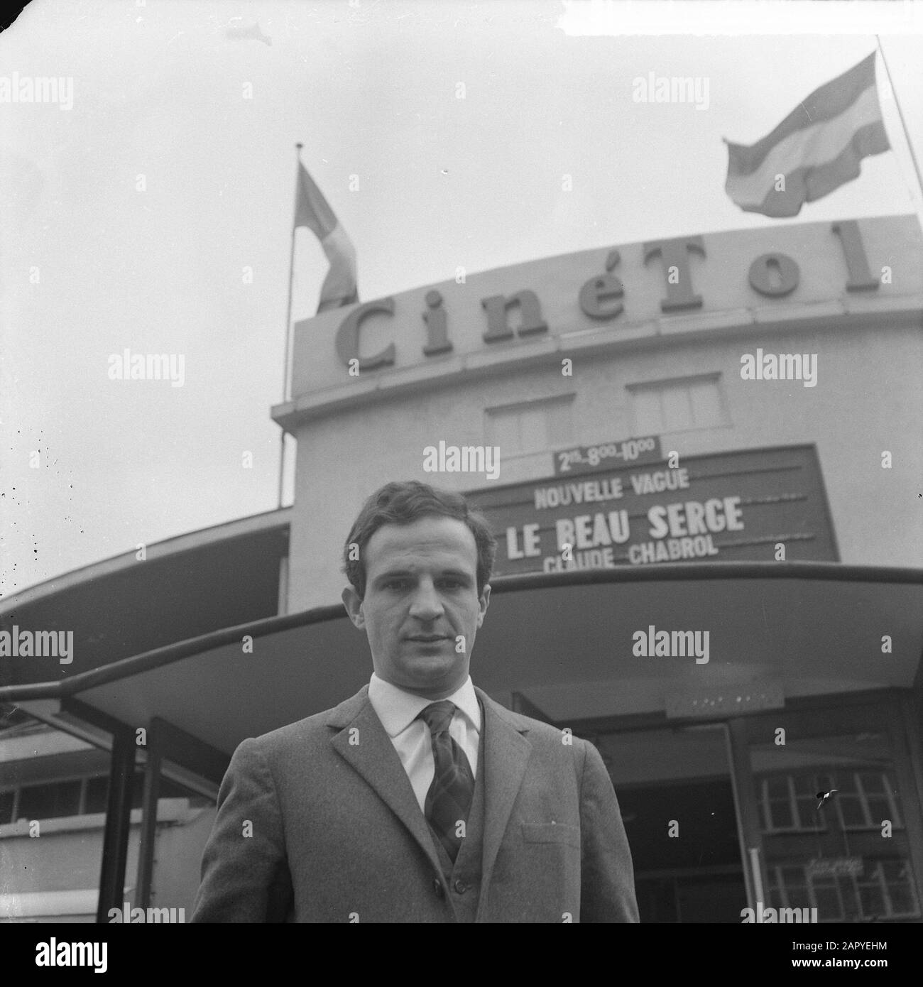 Directeur français François Truffaut pour le cinéma Cinétol, où son film joue [le beau Douce?] lors de la Nouvelle Vague fête [sur le film du panneau d'affichage de Claude Chabrel le beau Serge] Date: 15 mars 1965 lieu: Amsterdam, Noord-Holland mots clés: Cinémas, films, portraits, réalisateurs Nom personnel: Cinetol, Truffaut, François Banque D'Images