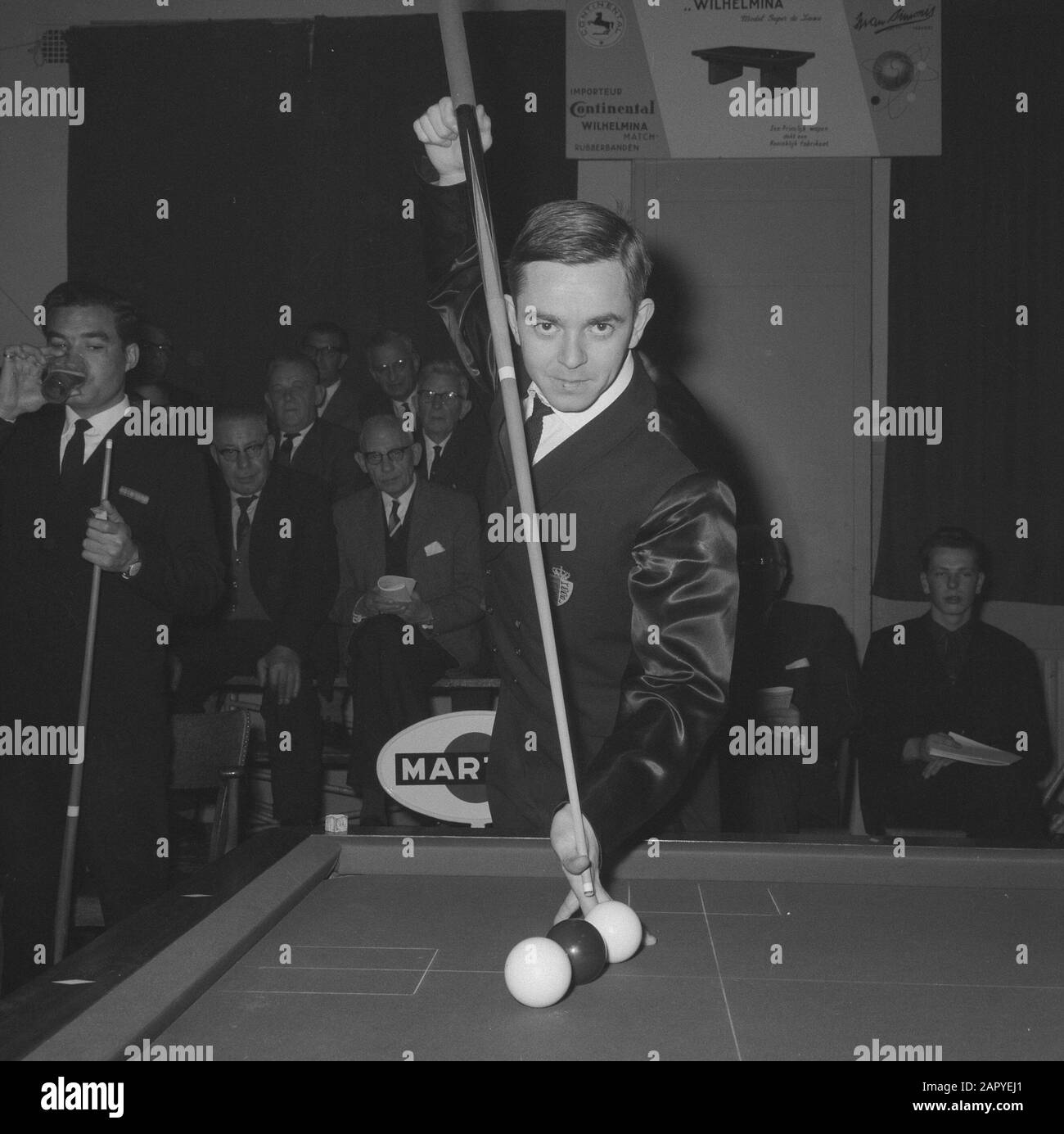 Cadre européen d'ancrage de championnat 47/1 à Apeldoorn, Tonny Schraunen (belge) à punch Date: 14 mars 1965 lieu: Apeldoorn, Gueldre mots clés: CHAMPIONSHELS, billard Nom De La Personne: Tonny schraunen Banque D'Images