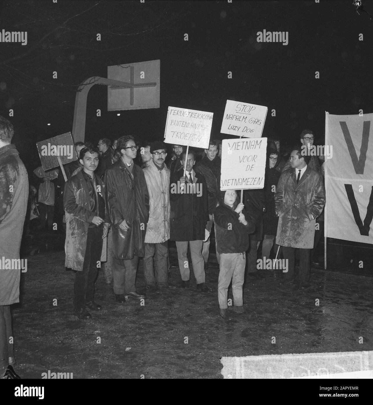 Manifestation de protestation contre l'Amérique dans la question du Vietnam, par un orateur il a été annoncé que la manifestation était à une date de fin: 15 avril 1965 mots clés: Manifestations Banque D'Images