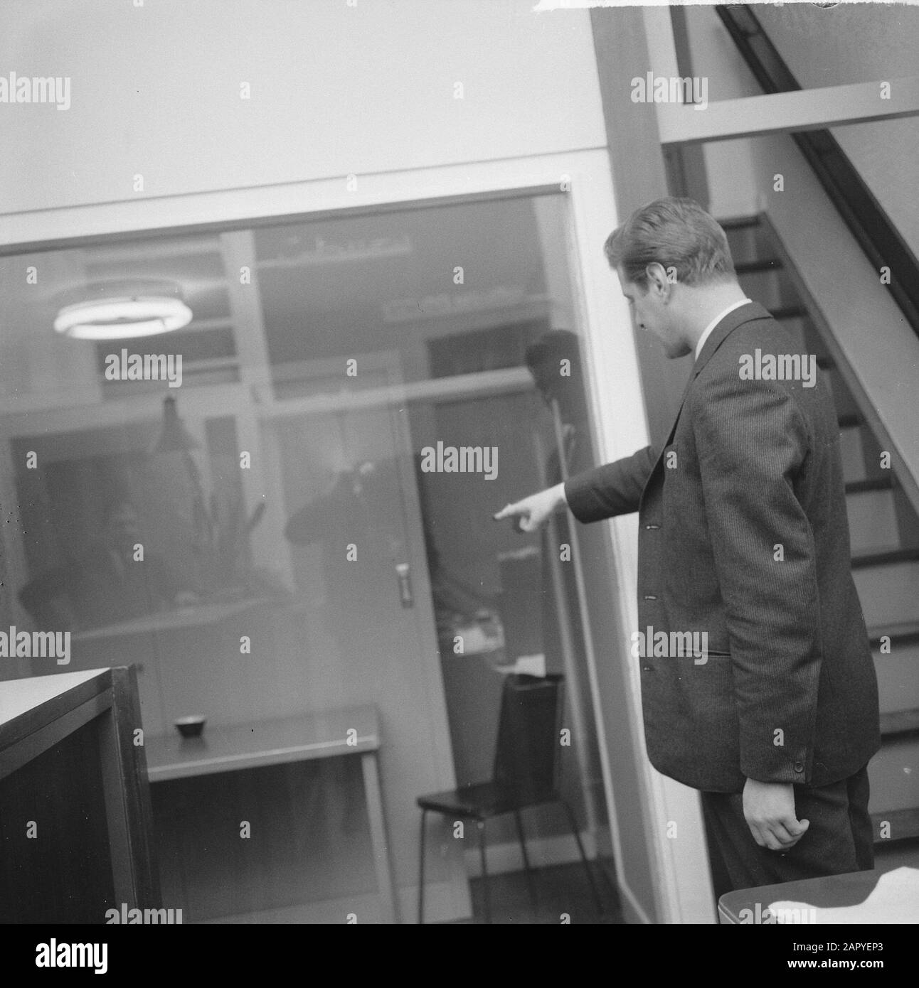 Vol à Uitzendbureau Slotermeer à Burgemeester de Vlughtlaan, M. P. Schukking souligne l'endroit où la caisse était Date: 9 avril 1965 mots clés: Robberies Nom personnel: P. Schulkking Banque D'Images