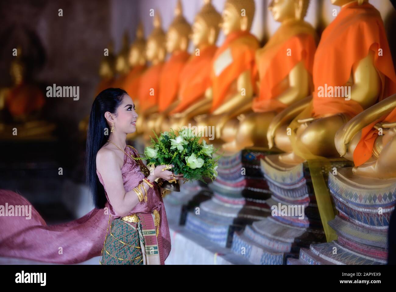 Belle fille thaïlandaise en costume traditionnel thaïlandais au temple Banque D'Images