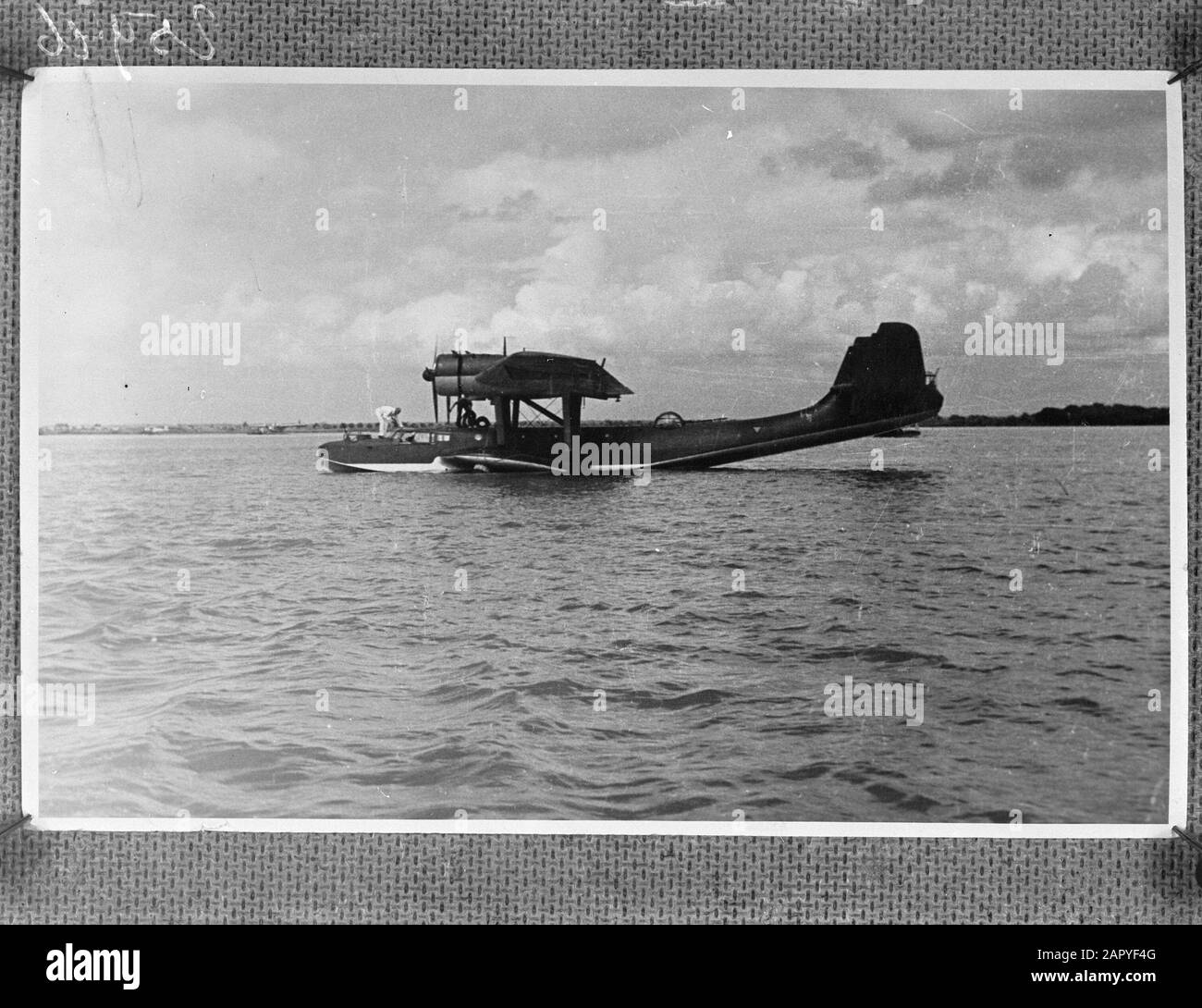 Dorniervliegboat sur l'eau près de Surabaia Date : 20 février 1948 mots clés : eau Banque D'Images