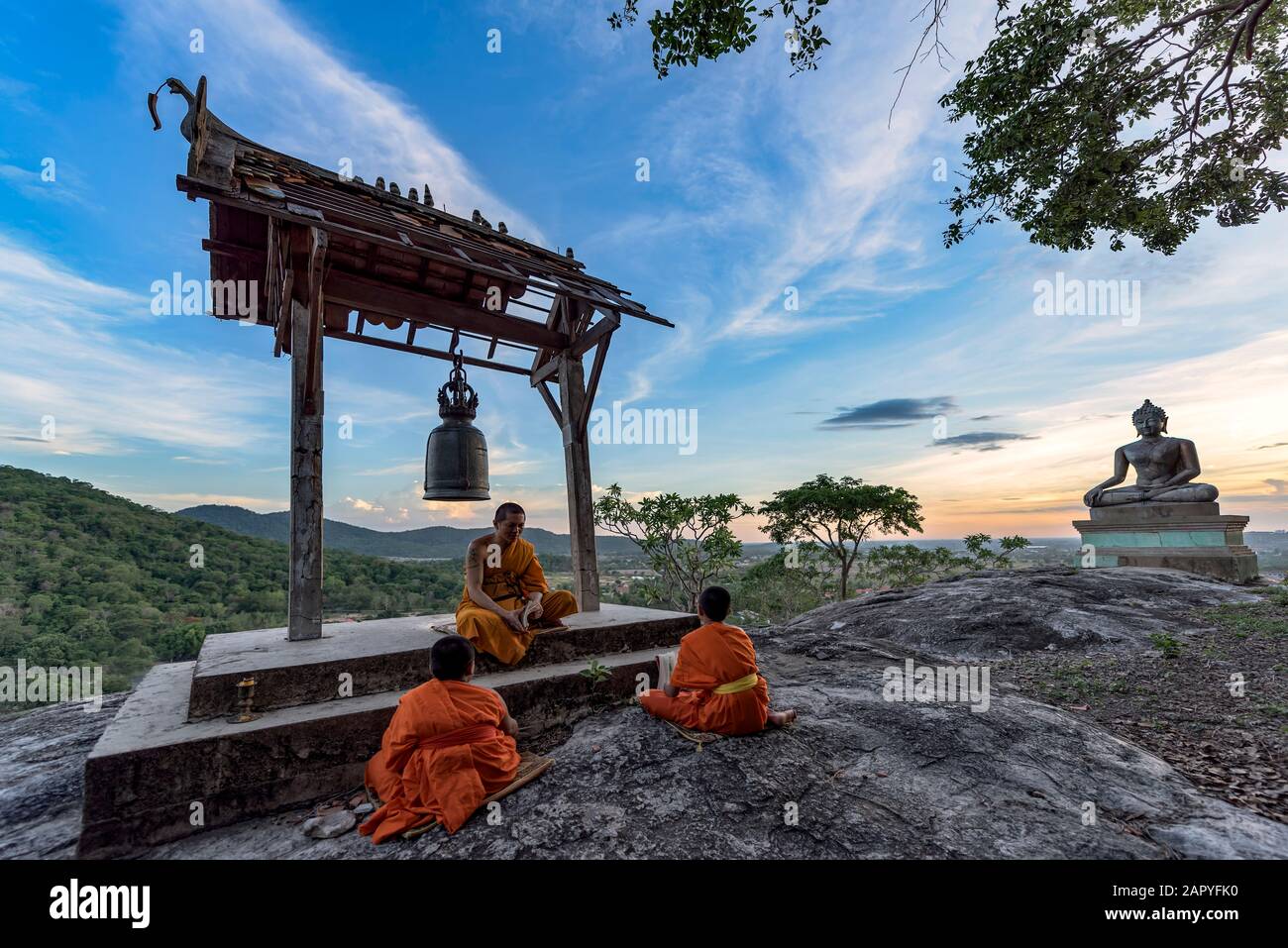 Jeunes moines novices apprendre Banque D'Images