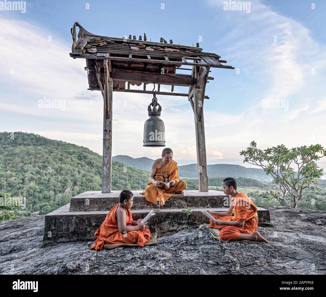 Jeunes moines novices apprendre Banque D'Images