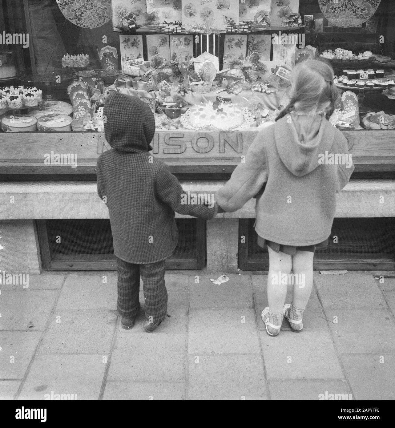 Enfants pour la pâtisserie liée à la fête des mères Date: 8 mai 1958 mots clés: Enfants, vitrines de magasins, gâteaux Nom de l'établissement: Fête des mères Banque D'Images