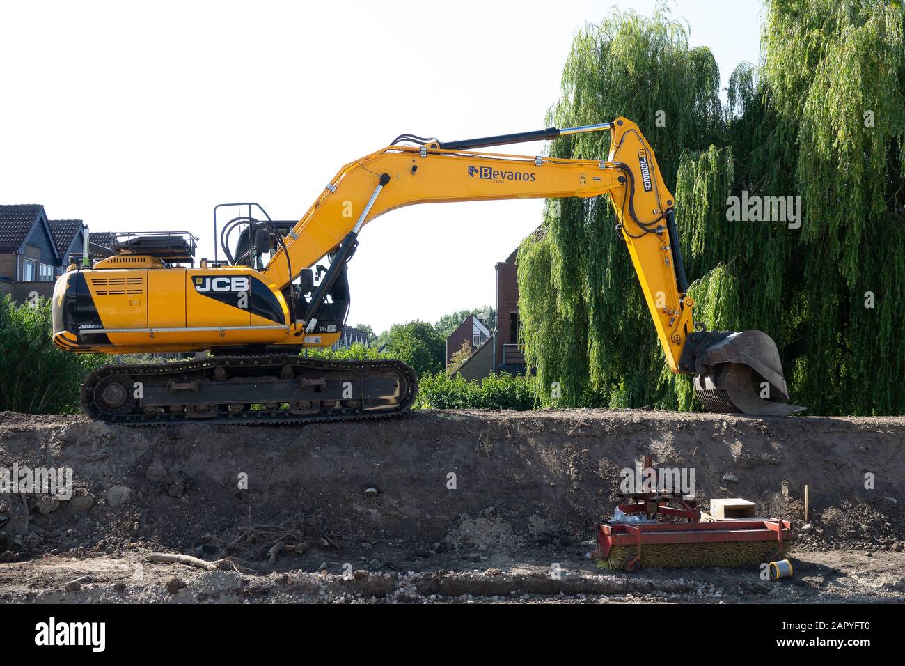 Gros plan d'une grande machine jaune à côté d'un arbre pendant la journée Banque D'Images
