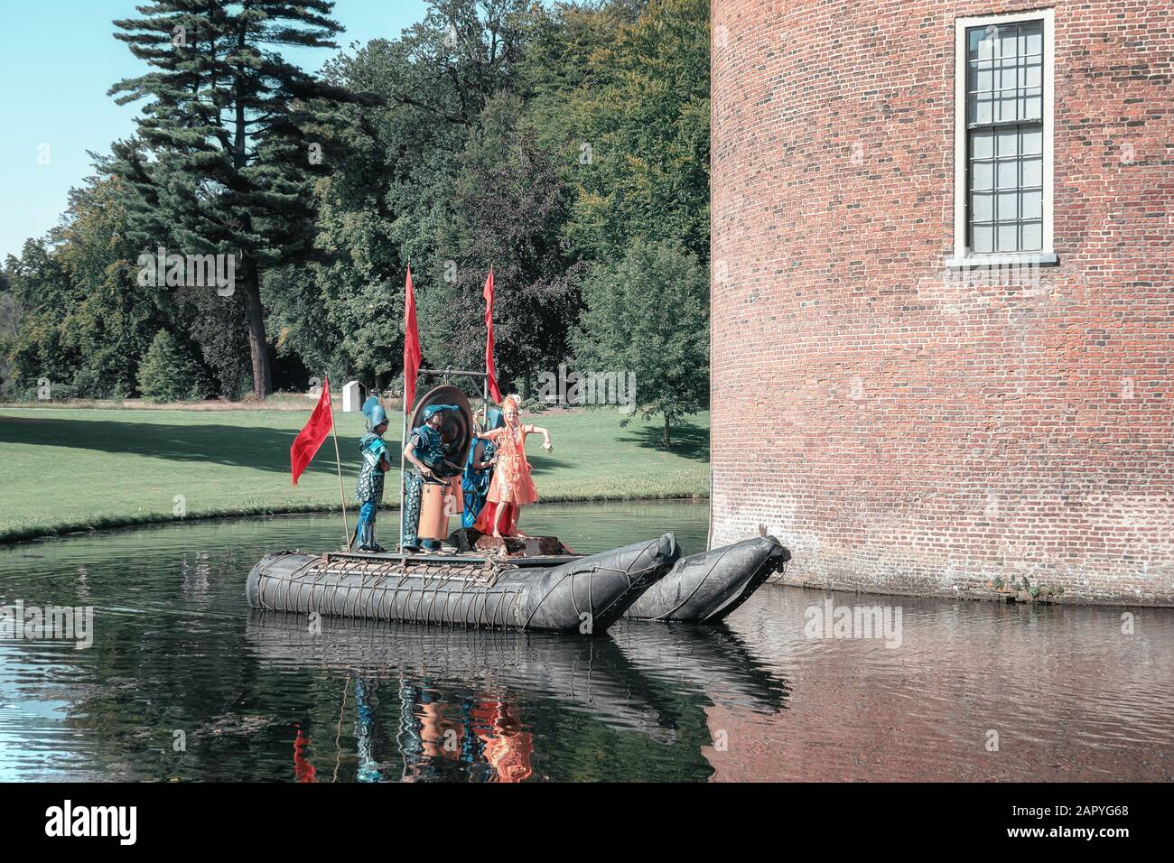 Rozendaal, Pays-Bas, 25 août 2019: Artistes visuels et musiciens se produisent sur un radeau dans la lune du château de Rosendael Banque D'Images