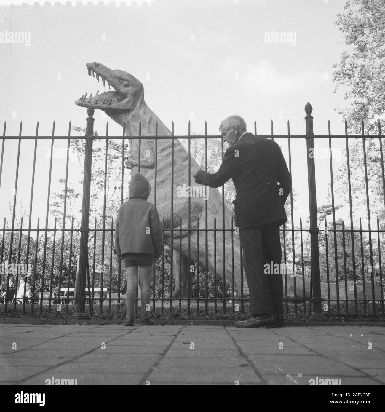 Grandpa et petit-fils View image in Artis Date: 7 October 1958 lieu: Amsterdam, Noord-Holland mots clés: Sculptures, zoos, dinosaures Nom de l'établissement: Artis Banque D'Images