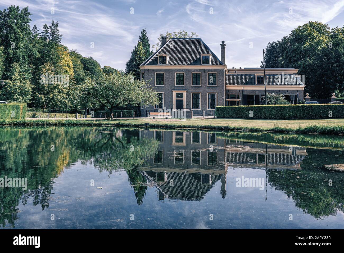 Rozendaal, Pays-Bas, 25 août 2019: Belle maison de campagne avec une réflexion dans l'étang du parc Rozendael château Banque D'Images