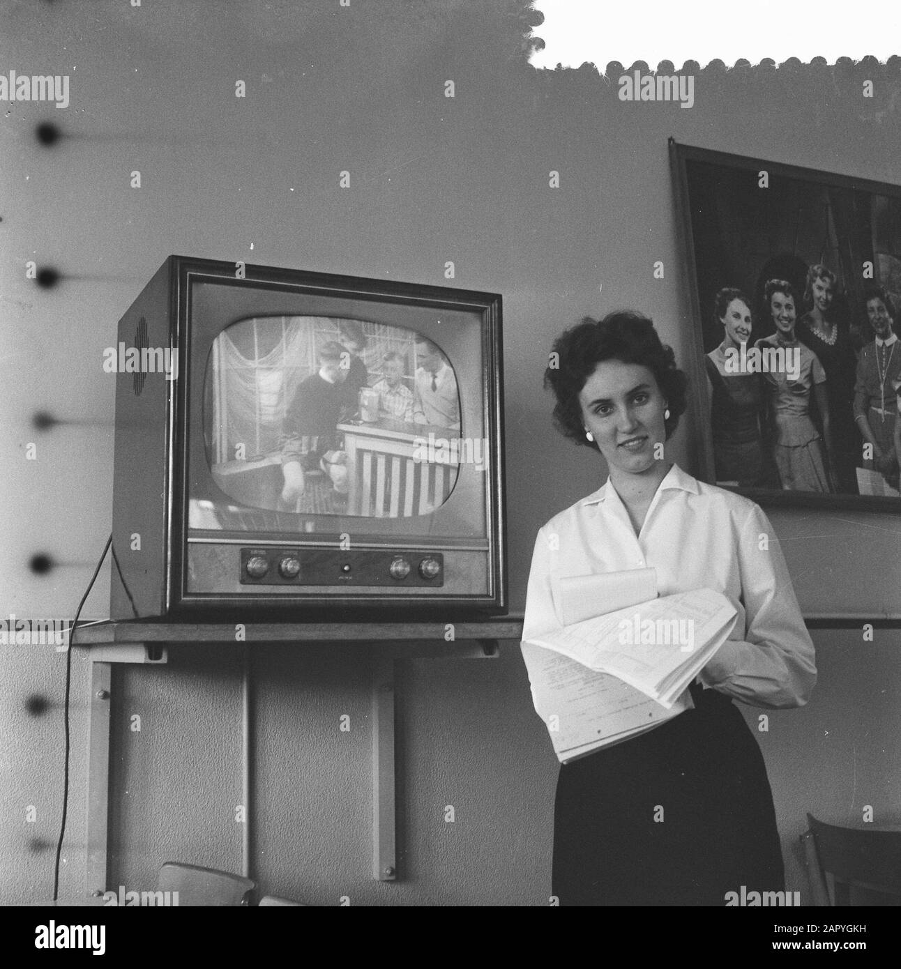 Jeu TV S14 manquant; une fille finlandaise étudiant pour un mois au SNRC Date: 6 mai 1959 mots clés: Diffuseur, stages Banque D'Images