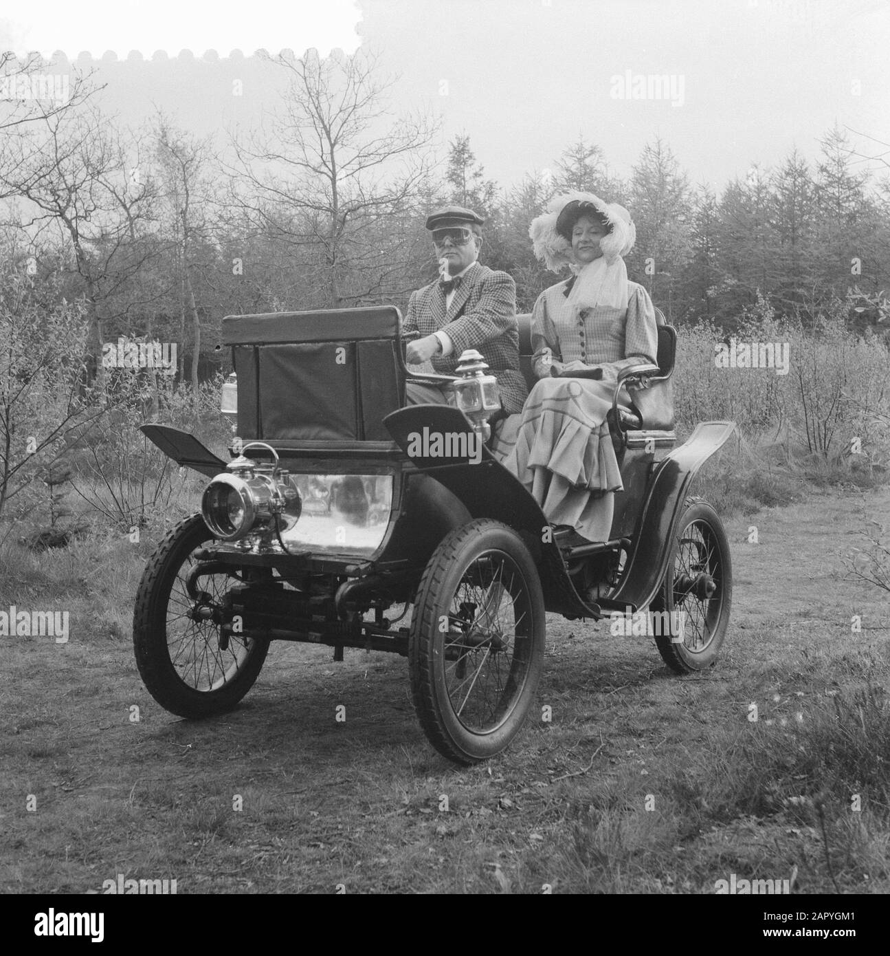 Enregistrement à Driebergen du programme de télévision de la Reine pour la Reine 'Vers 1909' (année de naissance de la Reine Juliana. Conny Stuart et Johan Map en voiture de 1909 Date: 28 avril 1959 lieu: Driebergen mots clés: Programmes de télévision Nom De La Personne: Map, Johan, Stuart, Conny Banque D'Images