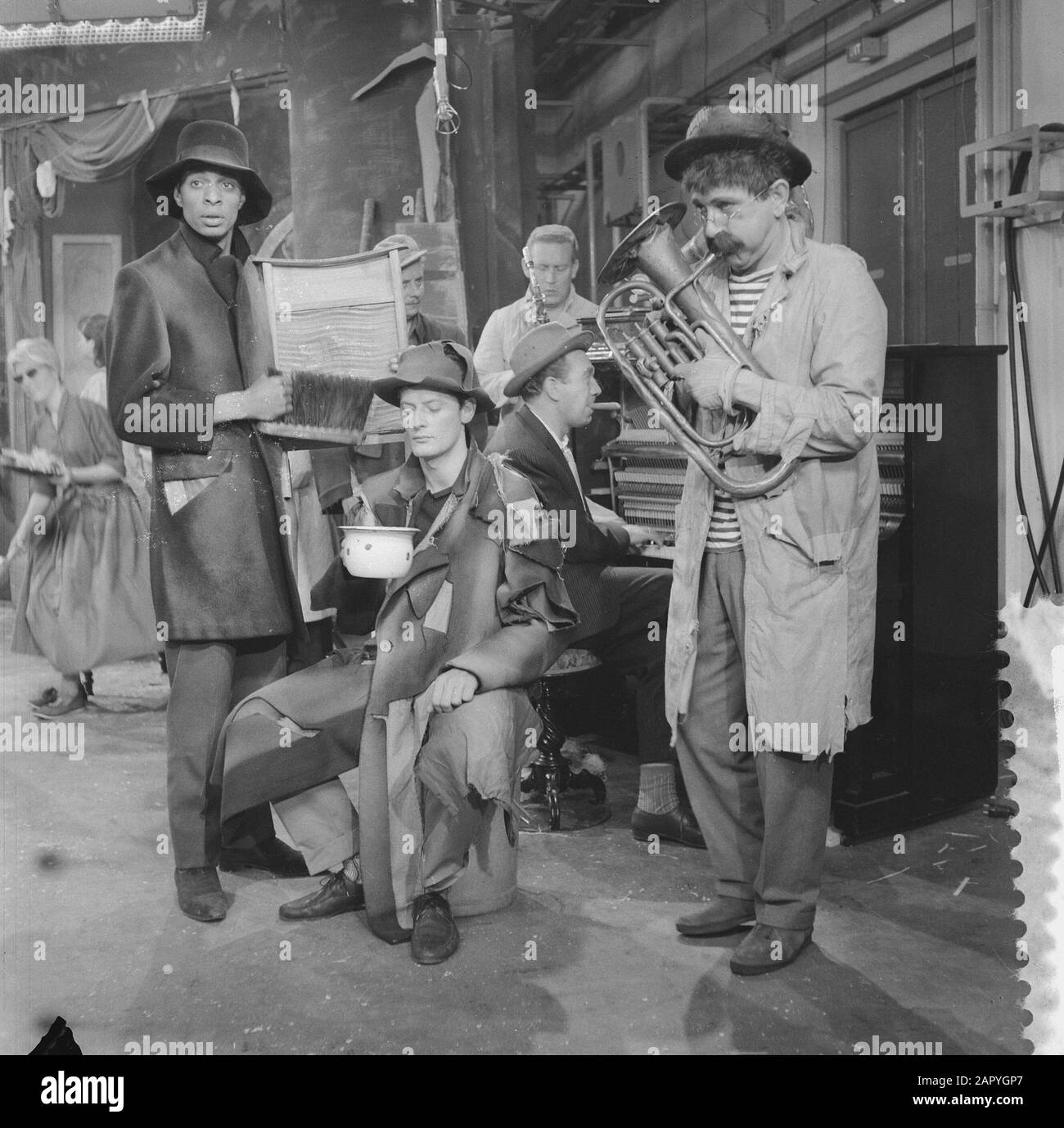 Tom (Dorus) Manders et ses bâches pour la télévision pendant cinq ans Eurovision, Dorus et gabbers jouent un tigerrag, v.l.n.n. Marius Monkau (Washboard), $Date : 5 Juin 1959 Banque D'Images