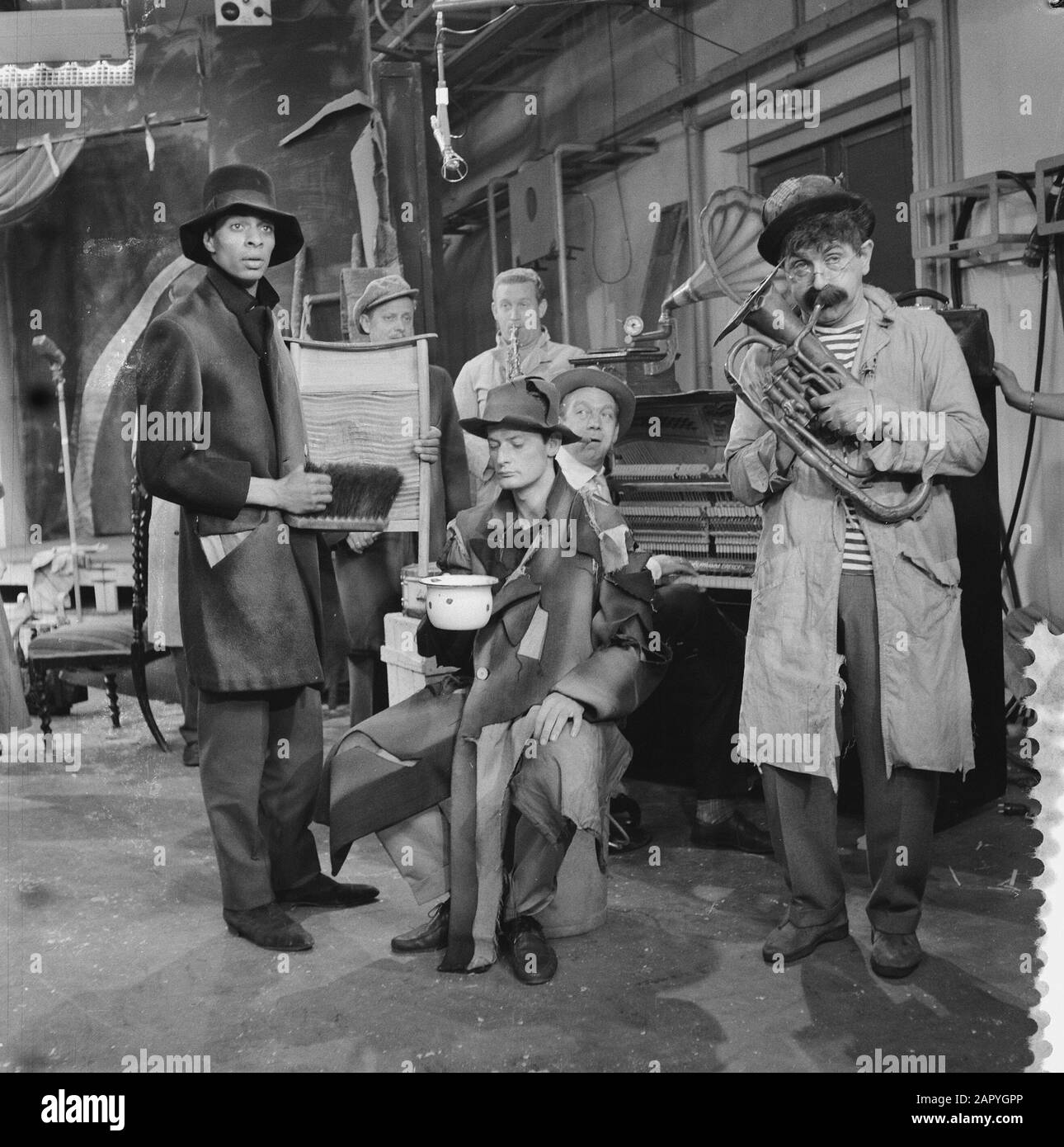 Tom (Dorus) Manders et ses bâches pour la télévision pendant cinq ans Eurovision, Dorus et gabbers jouent un tigerrag, v.l.n.n. Marius Monkau (Washboard), $Date : 5 Juin 1959 Banque D'Images