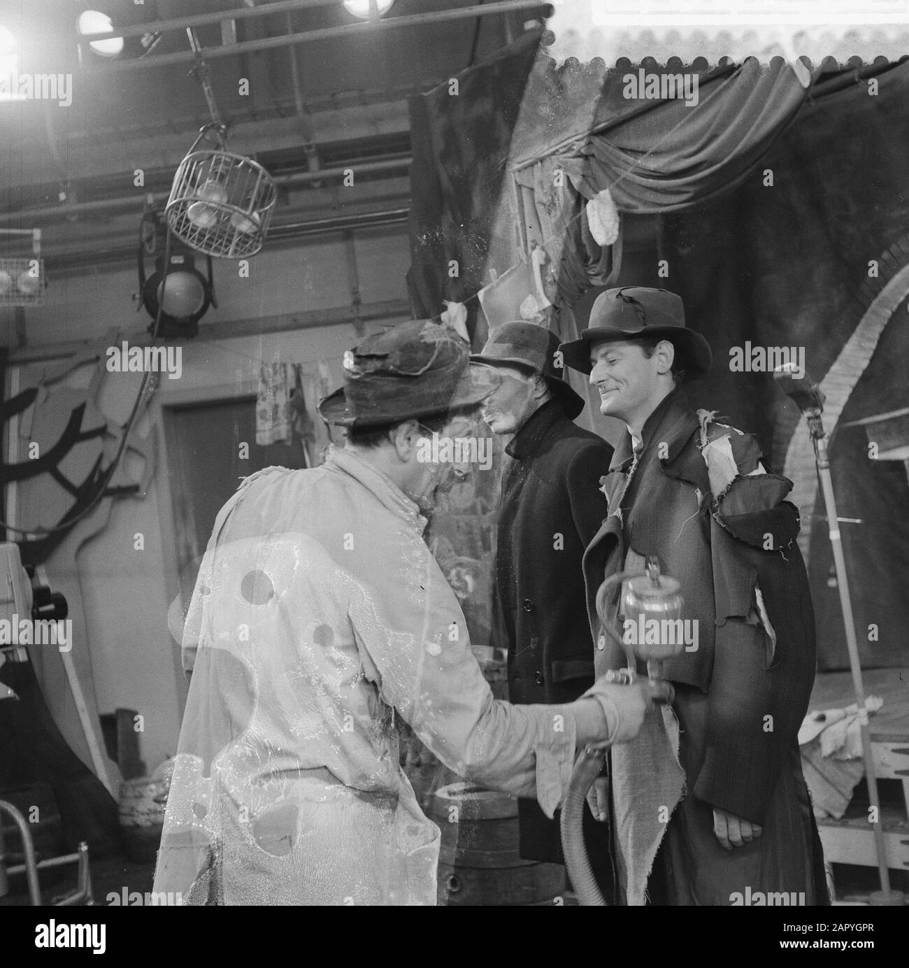 Tom (Dorus) Manders et ses bâches pour la télévision dans le cadre de l'Eurovision de cinq ans Date : 5 juin 1959 Banque D'Images