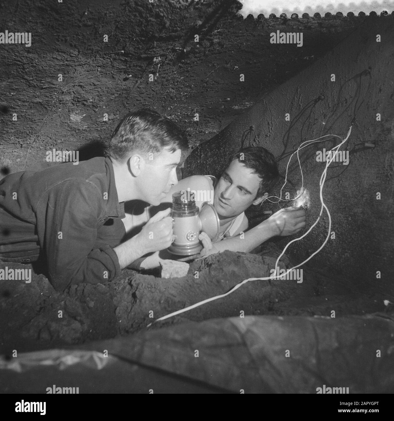 Vara TV game The Bank robbers Maxim Hamel (r) et Wim van der Heuvel Date: 11 juin 1959 mots clés: Acteurs, drames de télévision Nom personnel: Hamel, Maxim, Heuvel, Wim van den Banque D'Images