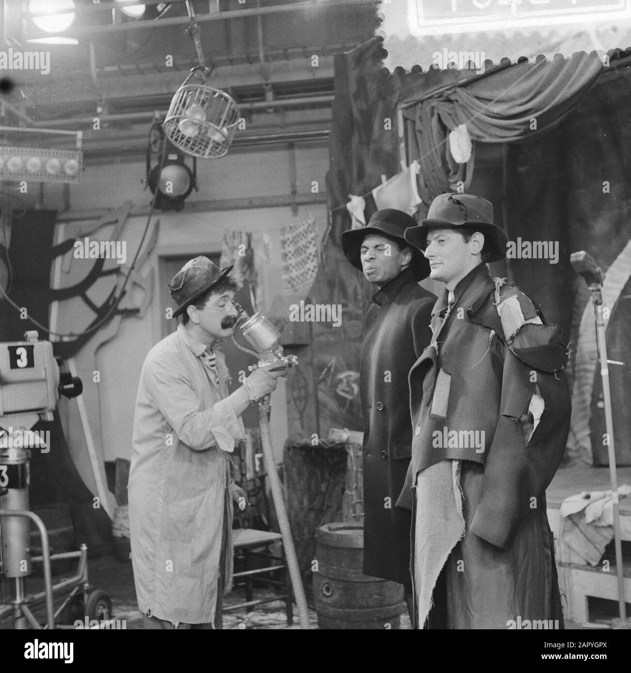 Tom (Dorus) Manders et ses bâches pour la télévision i.v.a.m. cinq ans Eurovision, Dorus pulvérise ses bâches Date: 5 juin 1959 Banque D'Images