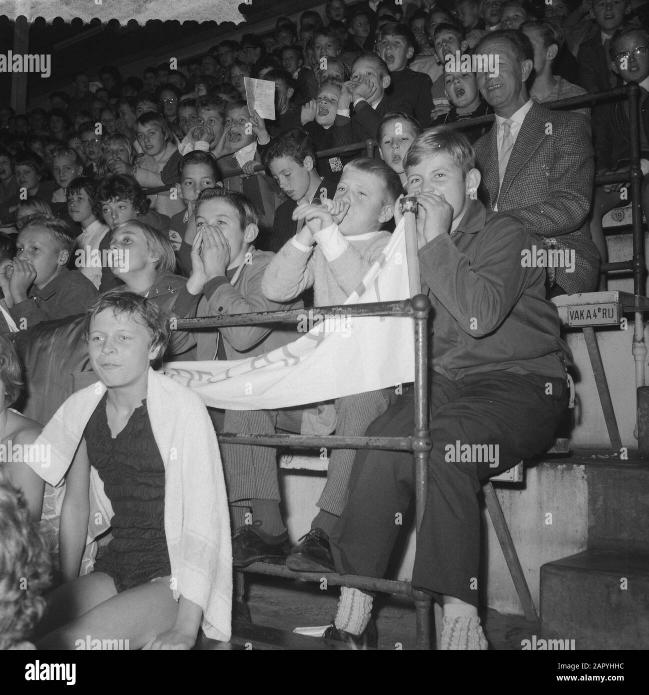 Fête de natation 1959 pour les jeunes de l'école Date : 20 octobre 1959 mots clés : jeunes de l'école Banque D'Images