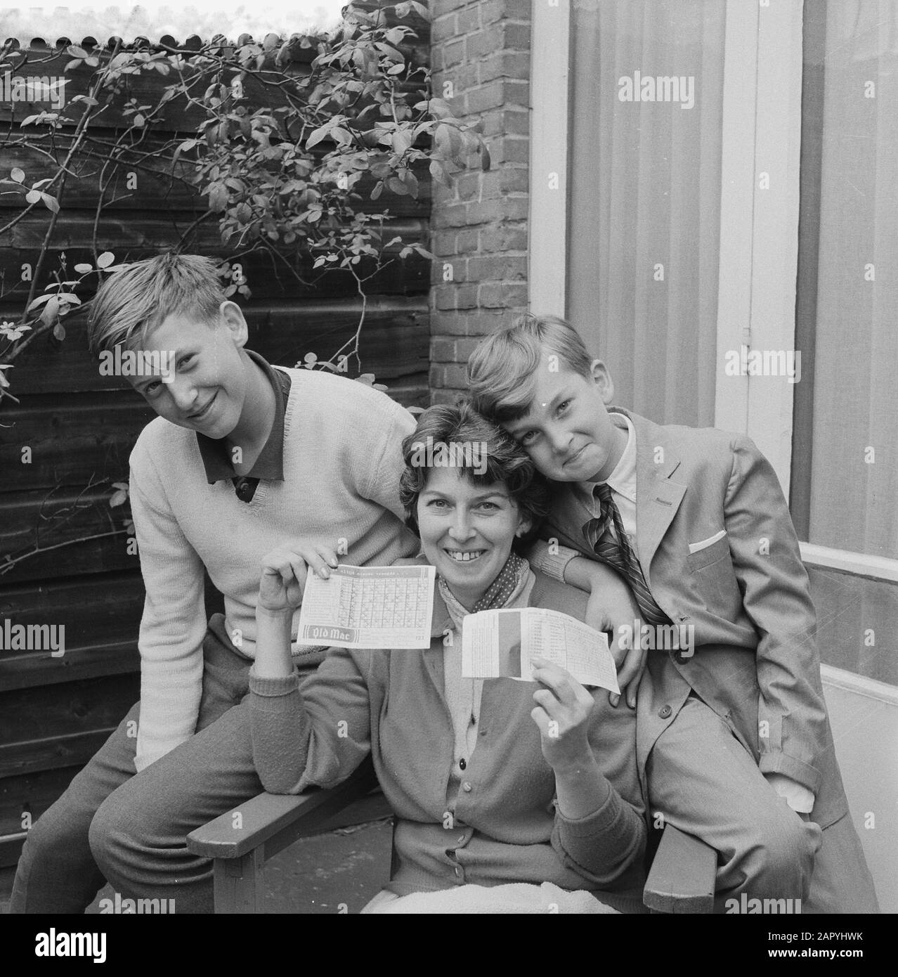Mme Vera-Riel Meyer de la Haye remporte le double bassin de football, la gagnante avec ses fils Dickie 14 et Leslie 8 ans Date: 9 mai 1960 lieu: La Haye, Zuid-Holland mots clés: Sport, piscines de football, gagnants Nom personnel: Dickie, Leslie Banque D'Images