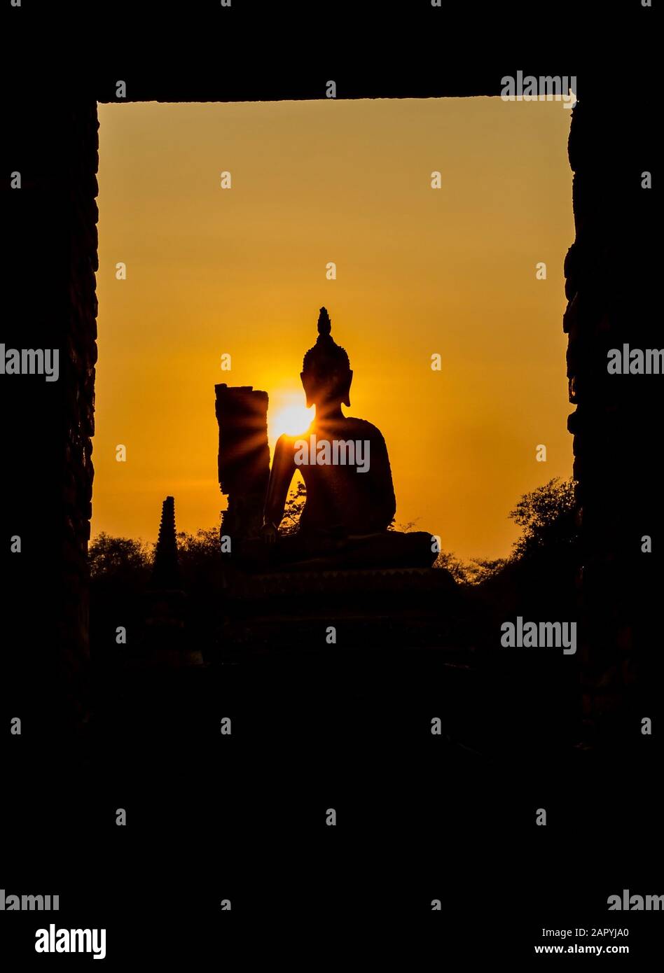 Silhouette de bouddha et pagode après le coucher du soleil, temple wat Phra sri sanphet, Ayutthaya, Thaïlande Banque D'Images
