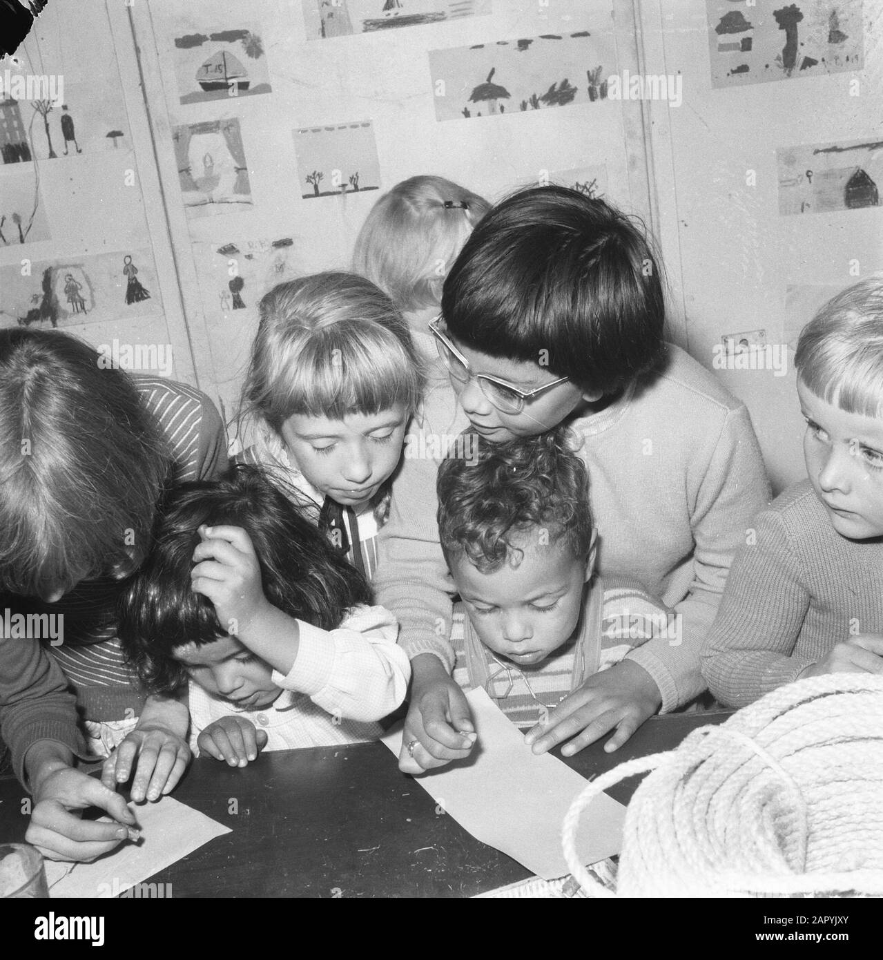 Écoles (avec vacances) en RAI, Arts & Crafts Date: 28 juillet 1960 mots clés: Arts & Crafts, Ecoles, vacances Nom de l'institution: RAI Banque D'Images