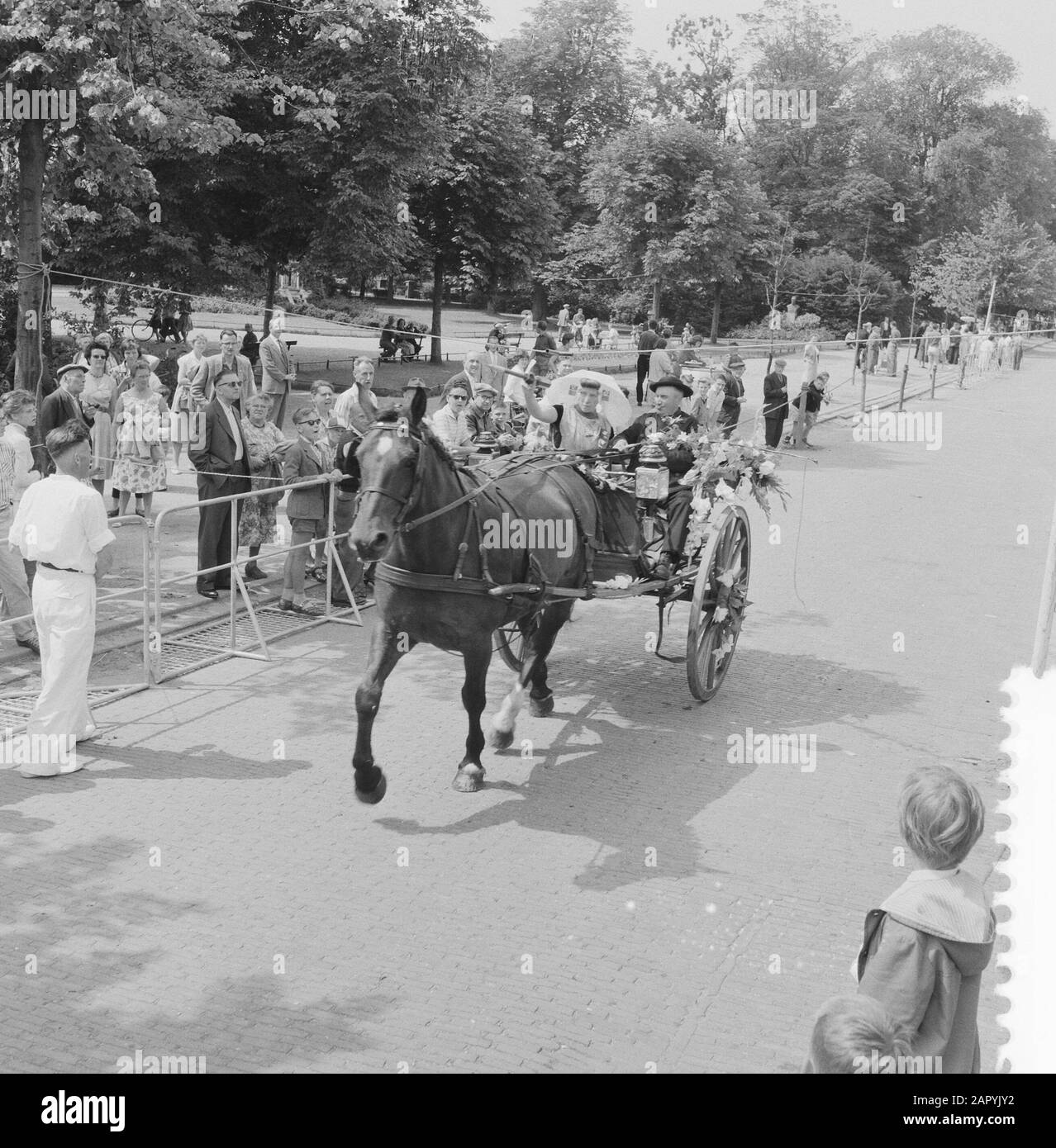 Points de suture à Middelburg Date: 21 juillet 1960 lieu: Middelburg, Zeeland mots clés: RINGSTICK Banque D'Images Points de suture à Middelburg Date: 21 juillet 1960 lieu: Middelburg, Zeeland mots clés: RINGSTICK Banque D'Images