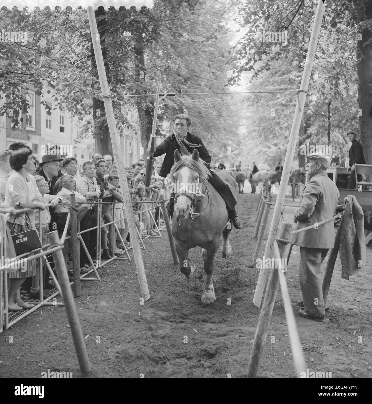 Points de suture à Middelburg Date: 21 juillet 1960 lieu: Middelburg, Zeeland mots clés: RINGSTICK Banque D'Images Points de suture à Middelburg Date: 21 juillet 1960 lieu: Middelburg, Zeeland mots clés: RINGSTICK Banque D'Images