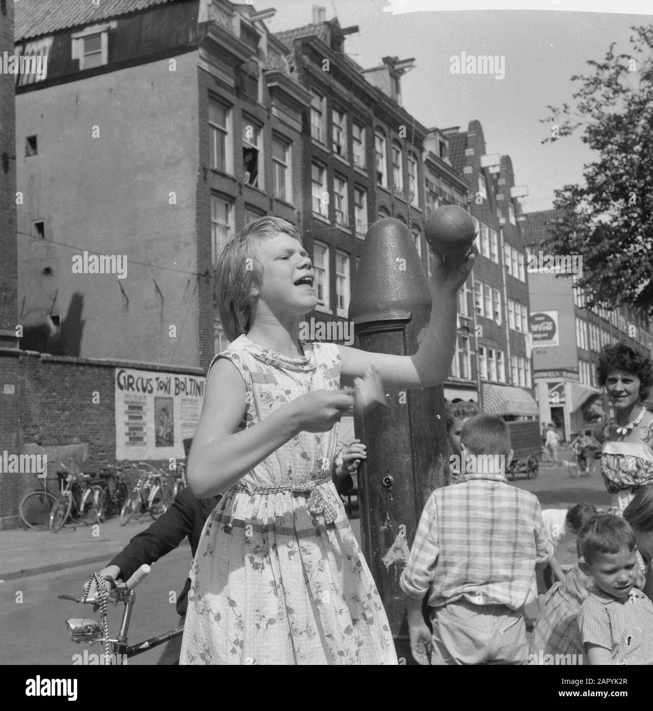 Marché des enfants dans le Jordaan, ouvrier du stand avec ballon Date: 1 août 1960 lieu: Amsterdam, Jordaan (Amsterdam), Lindengracht, Noord-Holland mots clés: Balles, enfants, marchés, vacances Banque D'Images