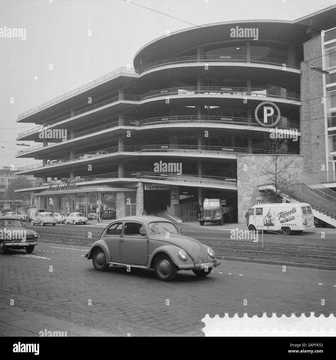 Parking de 5 étages à Cologne Date: 22 octobre 1959 lieu: Cologne mots clés: Places de parking, étages Banque D'Images