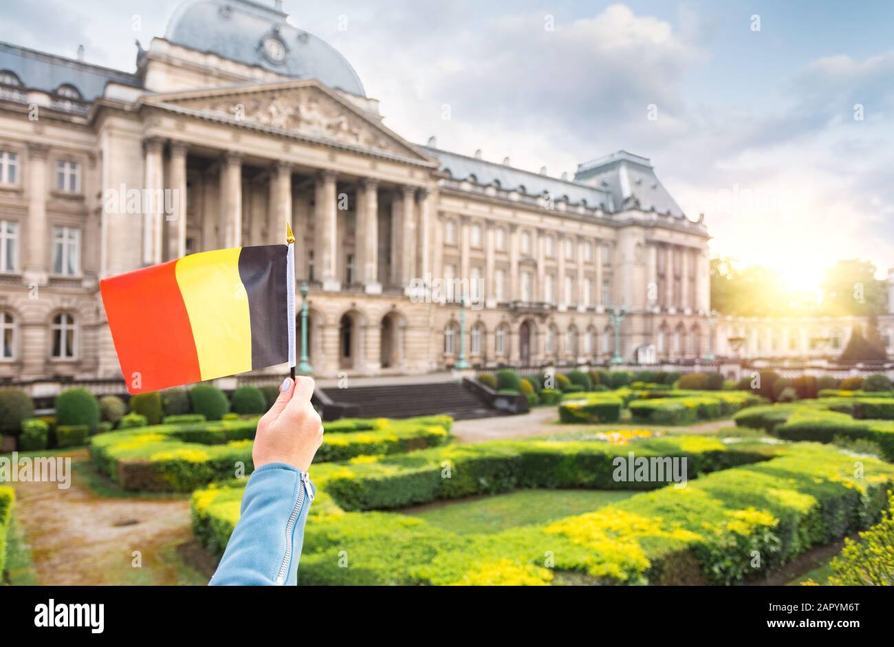 Femme tenant le drapeau belge dans le fond du palais royal de Bruxelles Banque D'Images