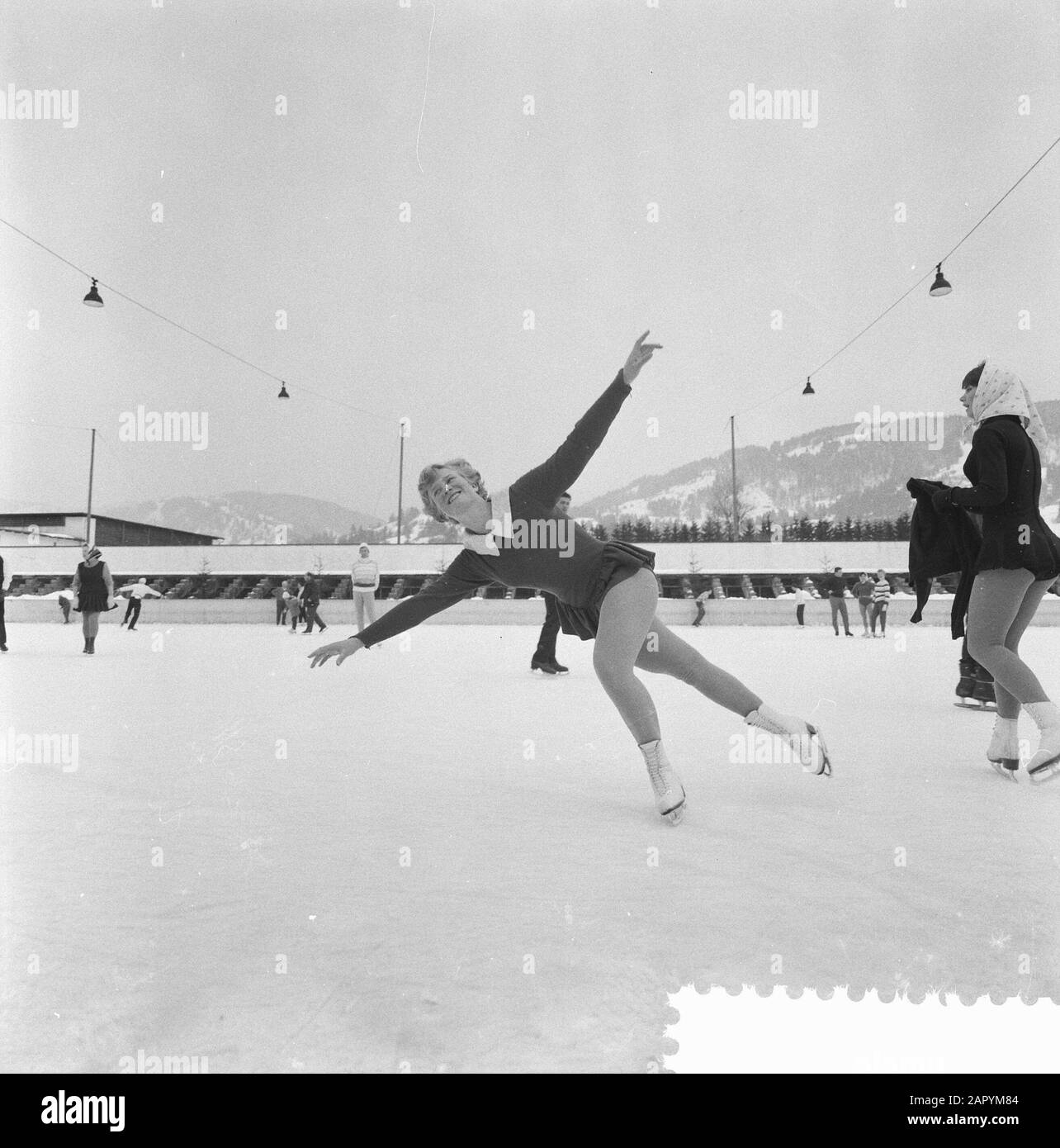 Championnat européen de patinage à Garmisch, Sjoukje Dijkstra en action Date: 3 février 1960 lieu: Garmisch mots clés: Combattants d'art, championnats de patinage Nom personnel: Dijkstra, Sjoukje Banque D'Images