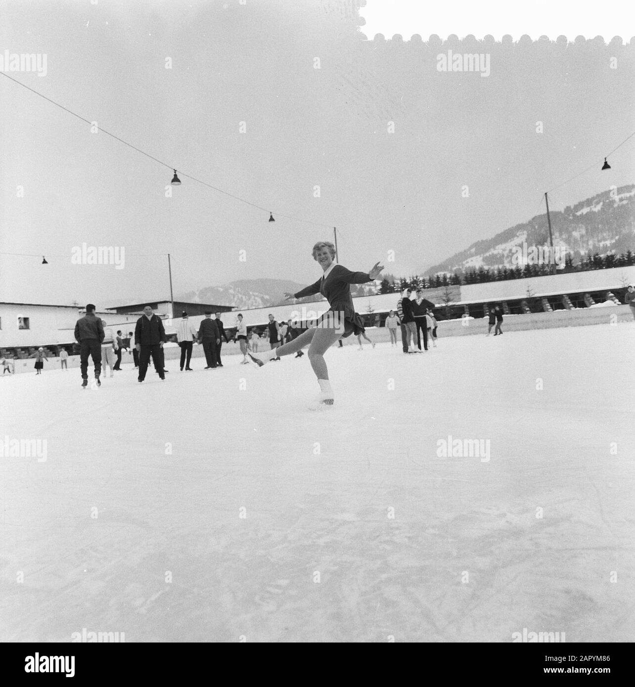 Championnat européen de patinage à Garmisch, Sjoukje Dijkstra en action Date: 3 février 1960 lieu: Garmisch mots clés: Combattants d'art, championnats de patinage Nom personnel: Dijkstra, Sjoukje Banque D'Images