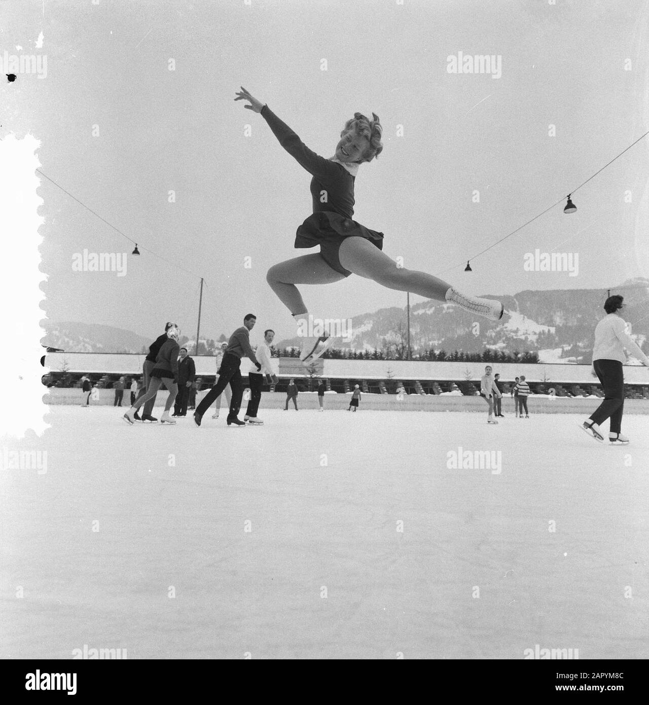 Championnat européen de patinage à Garmisch, Sjoukje Dijkstra en action Date: 3 février 1960 lieu: Garmisch mots clés: Combattants d'art, championnats de patinage Nom personnel: Dijkstra, Sjoukje Banque D'Images