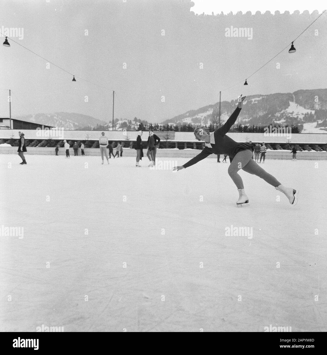 Championnat européen de patinage à Garmisch, Sjoukje Dijkstra en action Date: 3 février 1960 lieu: Garmisch mots clés: Combattants d'art, championnats de patinage Nom personnel: Dijkstra, Sjoukje Banque D'Images