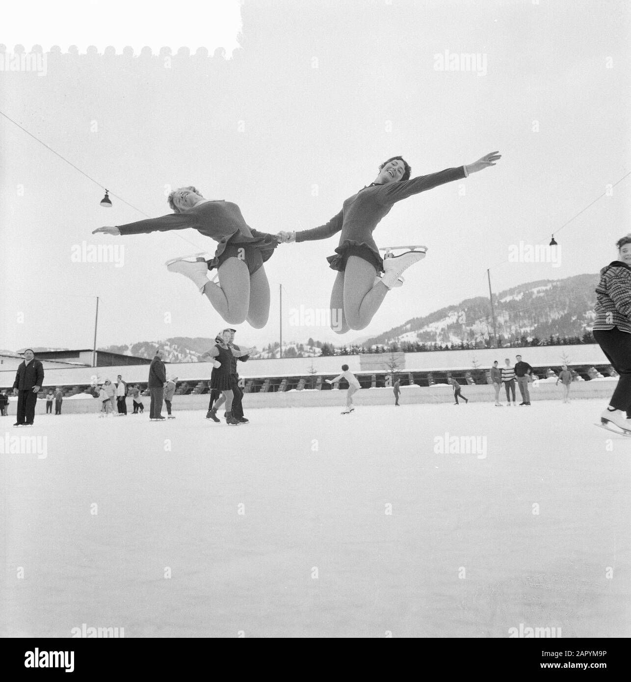 Championnat européen de patinage à Garmisch, Sjoukje Dijkstra (à gauche) et Joan Haanappel Date: 3 février 1960 lieu: Allemagne, Garmisch mots clés: Championnats, combats d'art, patinage Nom personnel: Dijkstra, Sjoukje, Haanappel, Joan Banque D'Images