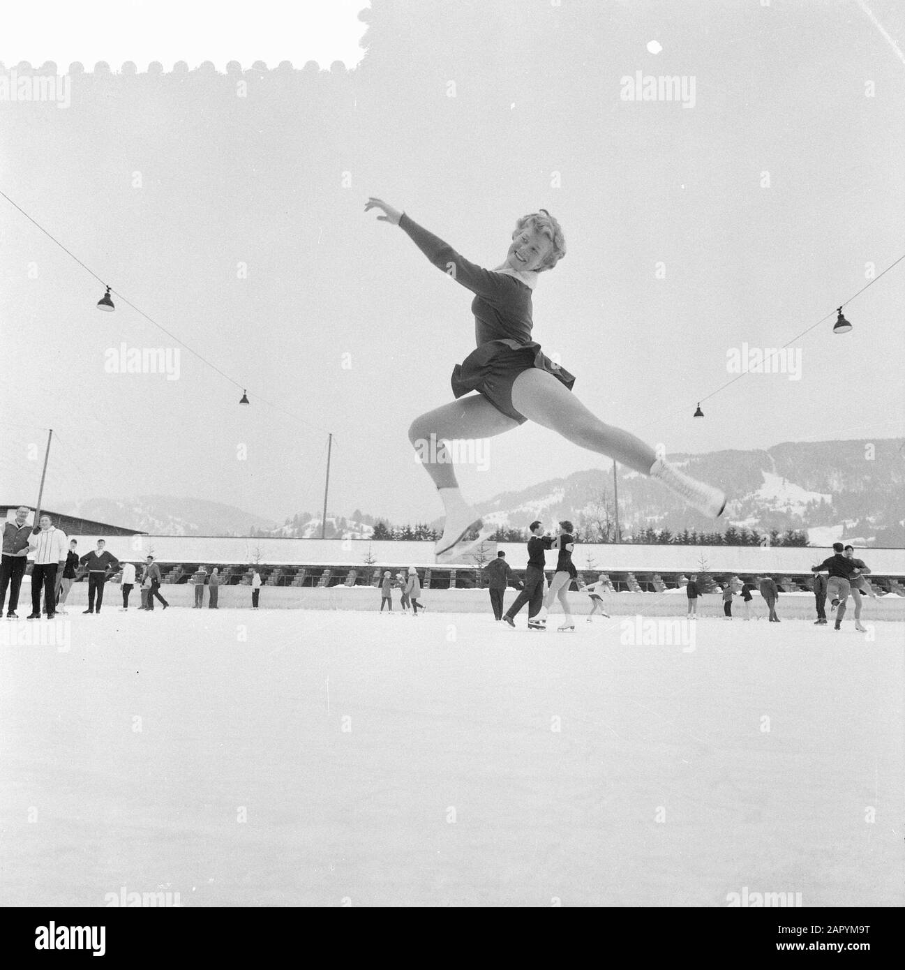 Championnat européen de patinage à Garmisch, Sjoukje Dijkstra en action Date: 3 février 1960 lieu: Garmisch mots clés: Combattants d'art, championnats de patinage Nom personnel: Dijkstra, Sjoukje Banque D'Images