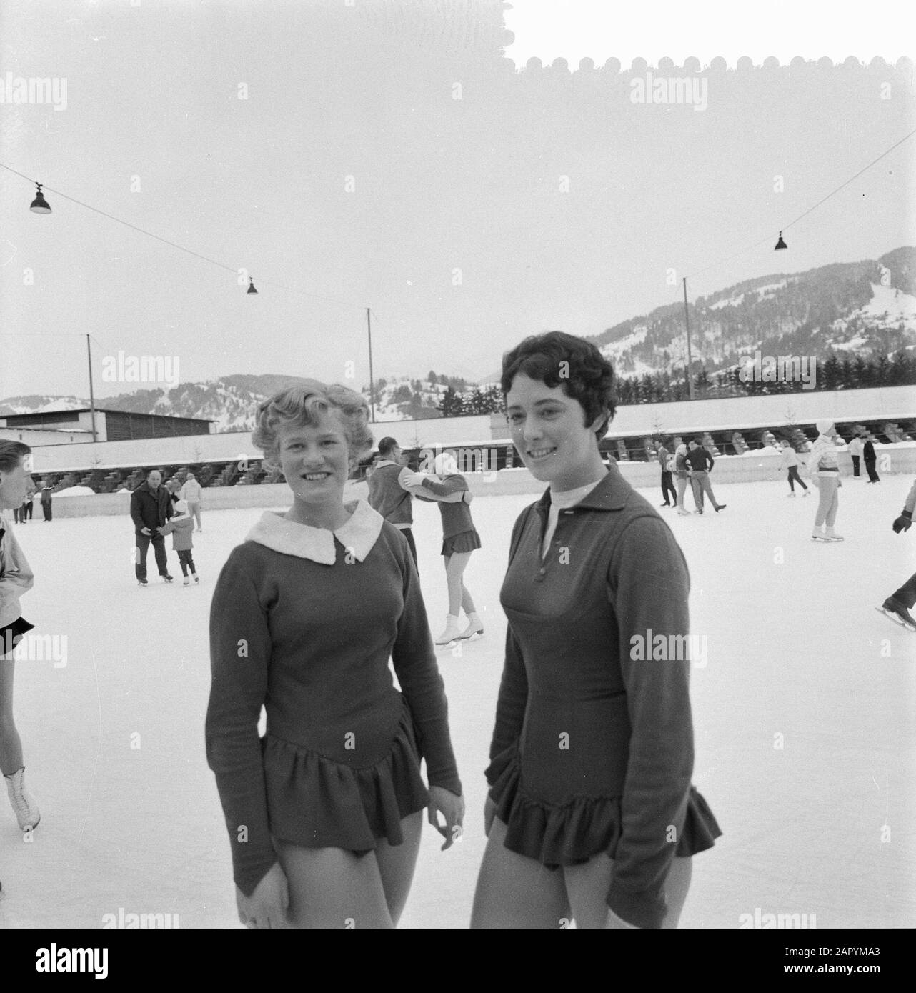 Championnat européen de patinage à Garmisch, Sjoukje Dijkstra (à gauche) et Joan Haanappel Date: 3 février 1960 lieu: Allemagne, Garmisch mots clés: Championnats, combats d'art, patinage Nom personnel: Dijkstra, Sjoukje, Haanappel, Joan Banque D'Images