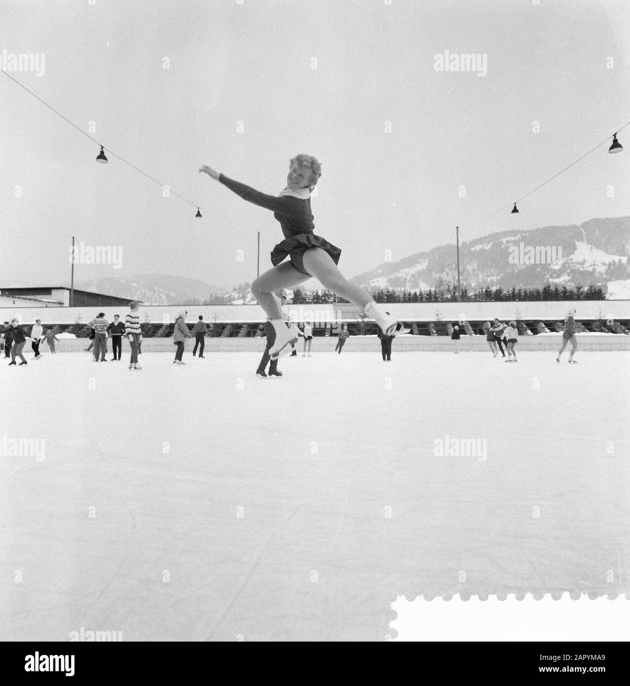 Championnat européen de patinage à Garmisch, Sjoukje Dijkstra en action Date: 3 février 1960 lieu: Garmisch mots clés: Combattants d'art, championnats de patinage Nom personnel: Dijkstra, Sjoukje Banque D'Images
