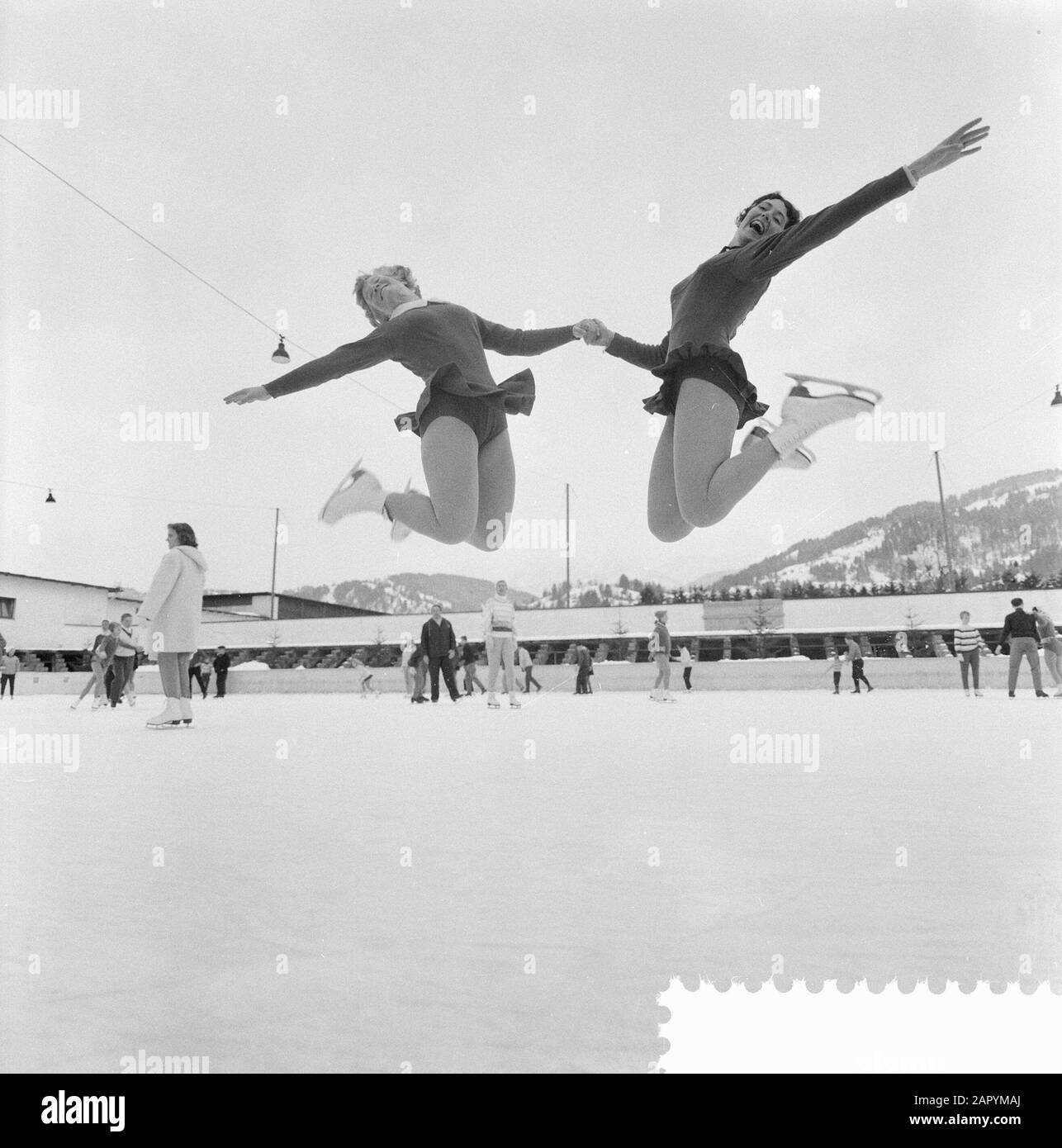 Championnat européen de patinage à Garmisch, Sjoukje Dijkstra (à gauche) et Joan Haanappel Date: 3 février 1960 lieu: Allemagne, Garmisch mots clés: Championnats, combats d'art, patinage Nom personnel: Dijkstra, Sjoukje, Haanappel, Joan Banque D'Images