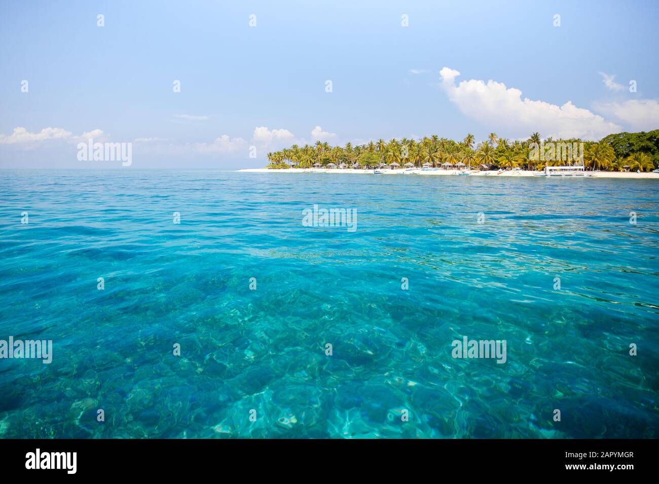 Vue sur l'île tropicale depuis la mer. Eau de mer turquoise. Banque D'Images