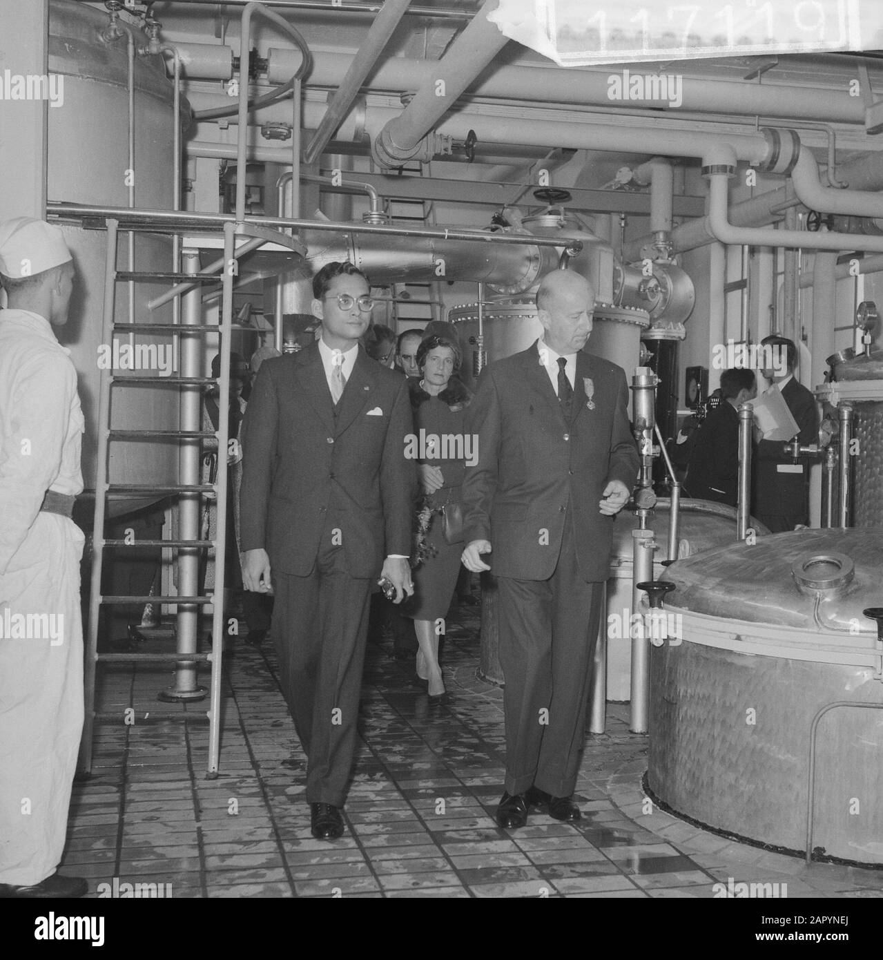 Le couple royal thaïlandais visite Coop. Oh, Centr. Fabrique De Lait Saint-Bernardus Date: 26 Octobre 1960 Lieu: Thaïlande Mots Clés: Princes Binks Nom De L'Institution: Milkfabriek Sint Bernardus Banque D'Images