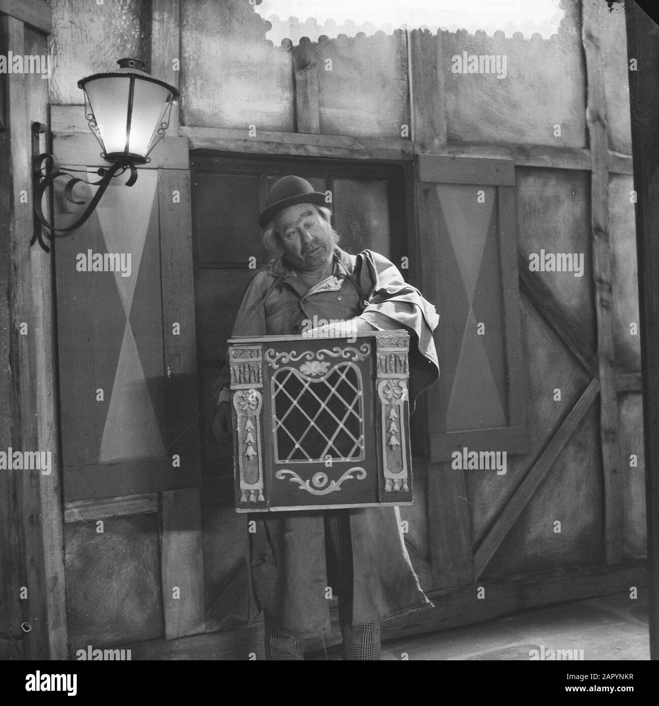 Pièce de télévision trois penny opéra, Matthieu an Eysden avec orgue Date: 3 novembre 1960 mots clés: Mendiants, drames de télévision Nom personnel: Eysden, Matthieu van Banque D'Images