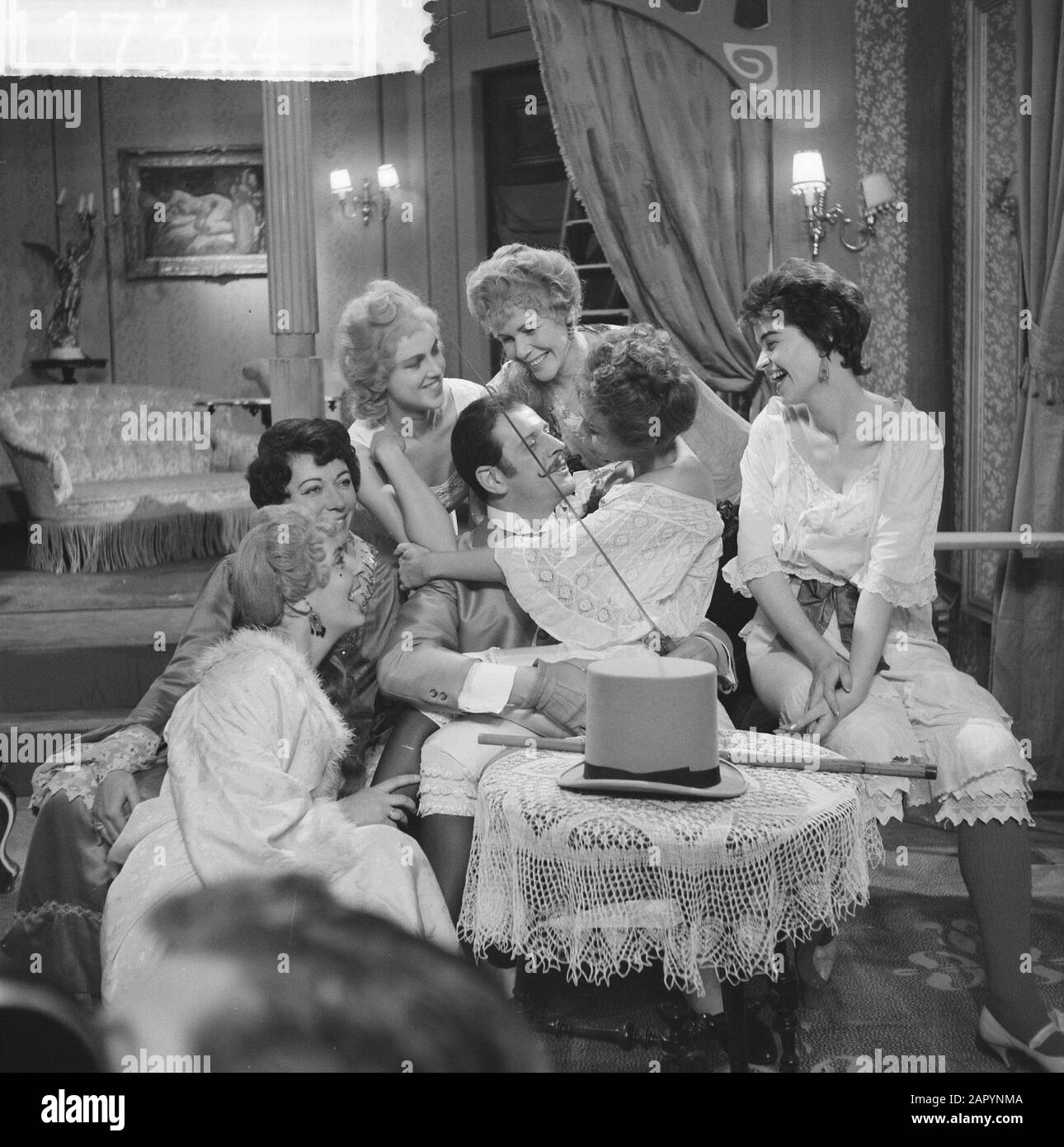 Pièce de télévision Trois nickels opéra, Mackie Messer (Joop Doderer) dans le brothel Date: 3 novembre 1960 mots clés: Prostituées, drames de télévision Nom personnel: Slayer, Joop, Mackie Messer Banque D'Images