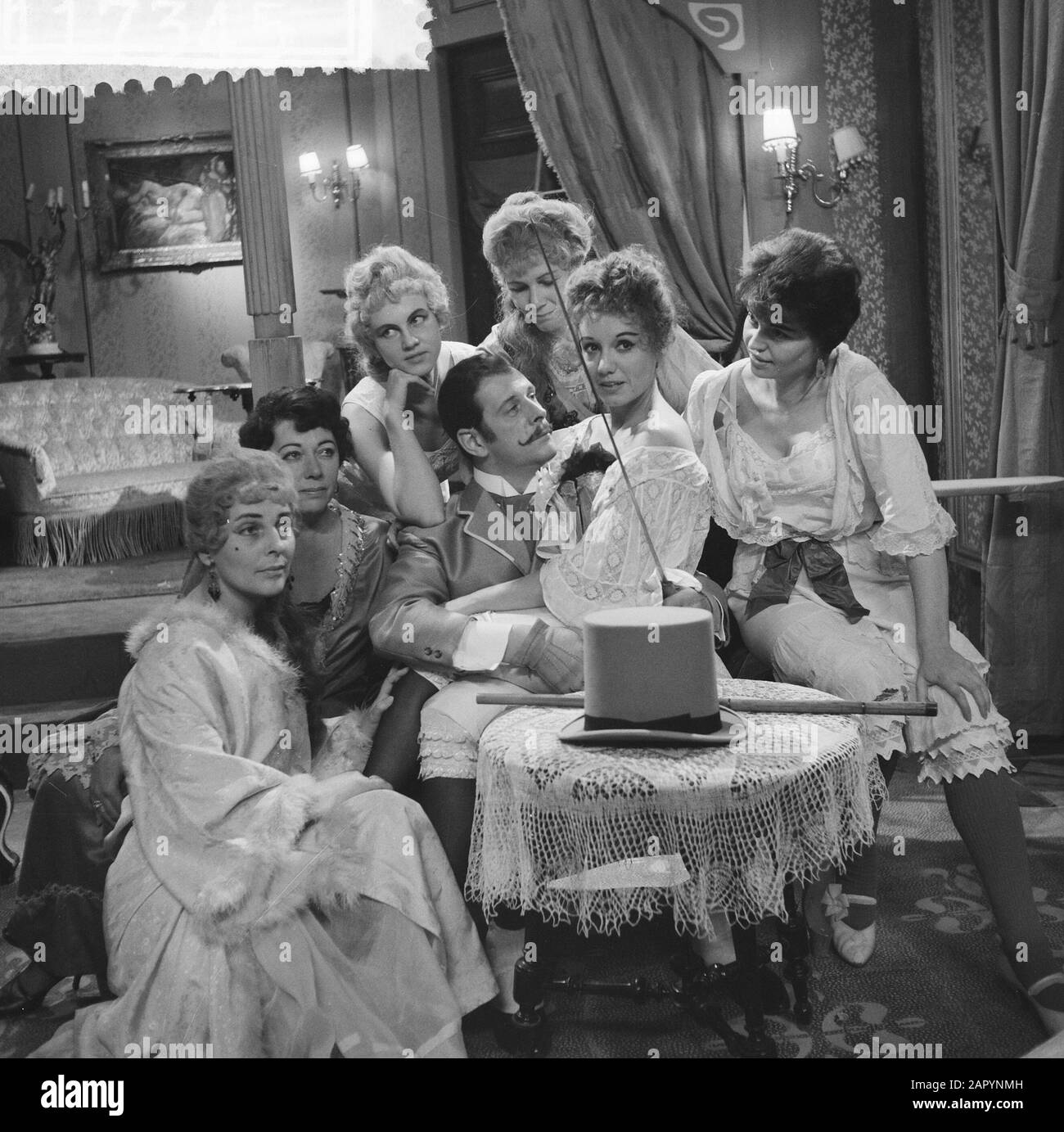 Pièce de télévision Trois nickels opéra, Mackie Messer (Joop Doderer) dans le brothel Date: 3 novembre 1960 mots clés: Prostituées, drames de télévision Nom personnel: Slayer, Joop, Mackie Messer Banque D'Images