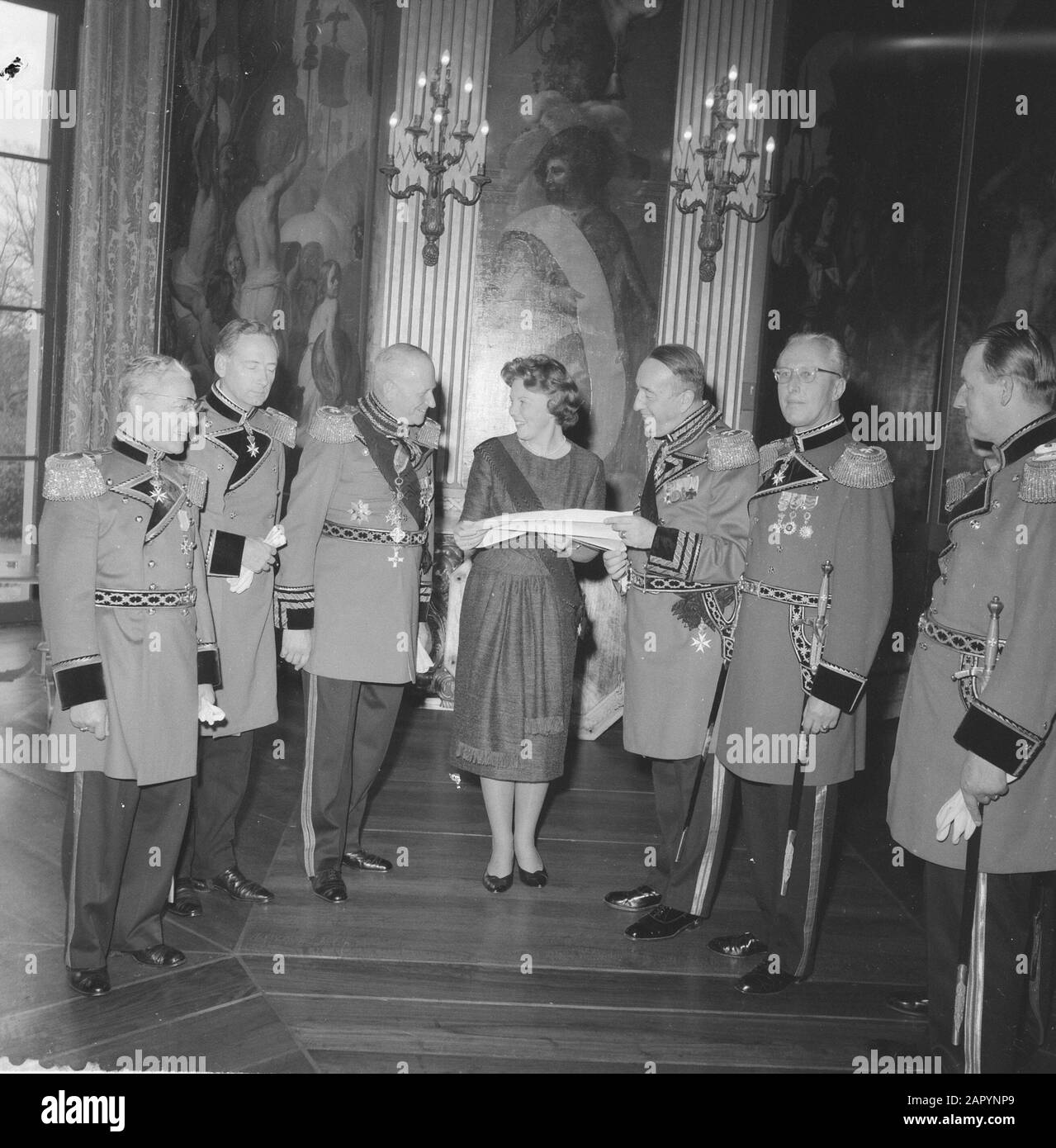 La princesse Beatrix reçoit la Grande Croix avec ruban de l'ordre de Malte, v. l.n.n. Jhr. R. M. F. L. van Grotenhuis van Onstein, m.. H. L. F. M. Baron van Hovell Date : 4 novembre 1960 mots clés : Maison royale, prix Nom personnel : Beatrix, princesse, Grotenhuis van Onstein, R.M.F.L. van, Hovell, H. L. F. M. baron van Banque D'Images