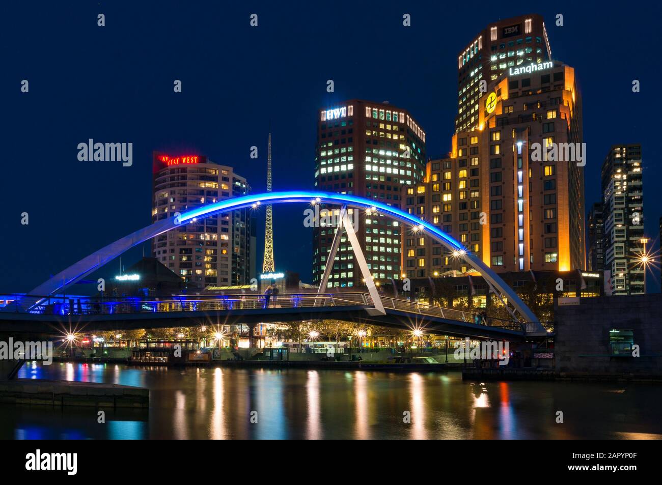 Melbourne, Australie - 20 avril 2017 : pont piéton Southbank traversant la rivière Yarra et la ville de Melbourne la nuit Banque D'Images