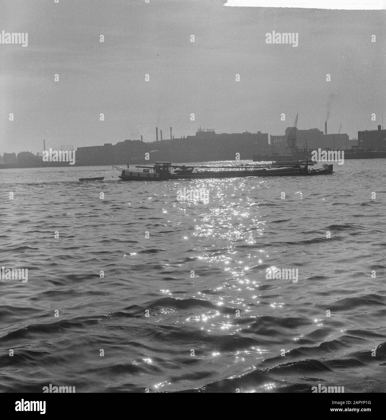 Enregistrement des barges dans les ports et les quayes à Rotterdam commandé à A.O. La famille des barges Date : 10 novembre 1960 lieu : Rotterdam, Zuid-Holland mots clés : ports, barges, affectations Banque D'Images Enregistrement des barges dans les ports et les quayes à Rotterdam commandé à A.O. La famille des barges Date : 10 novembre 1960 lieu : Rotterdam, Zuid-Holland mots clés : ports, barges, affectations Banque D'Images