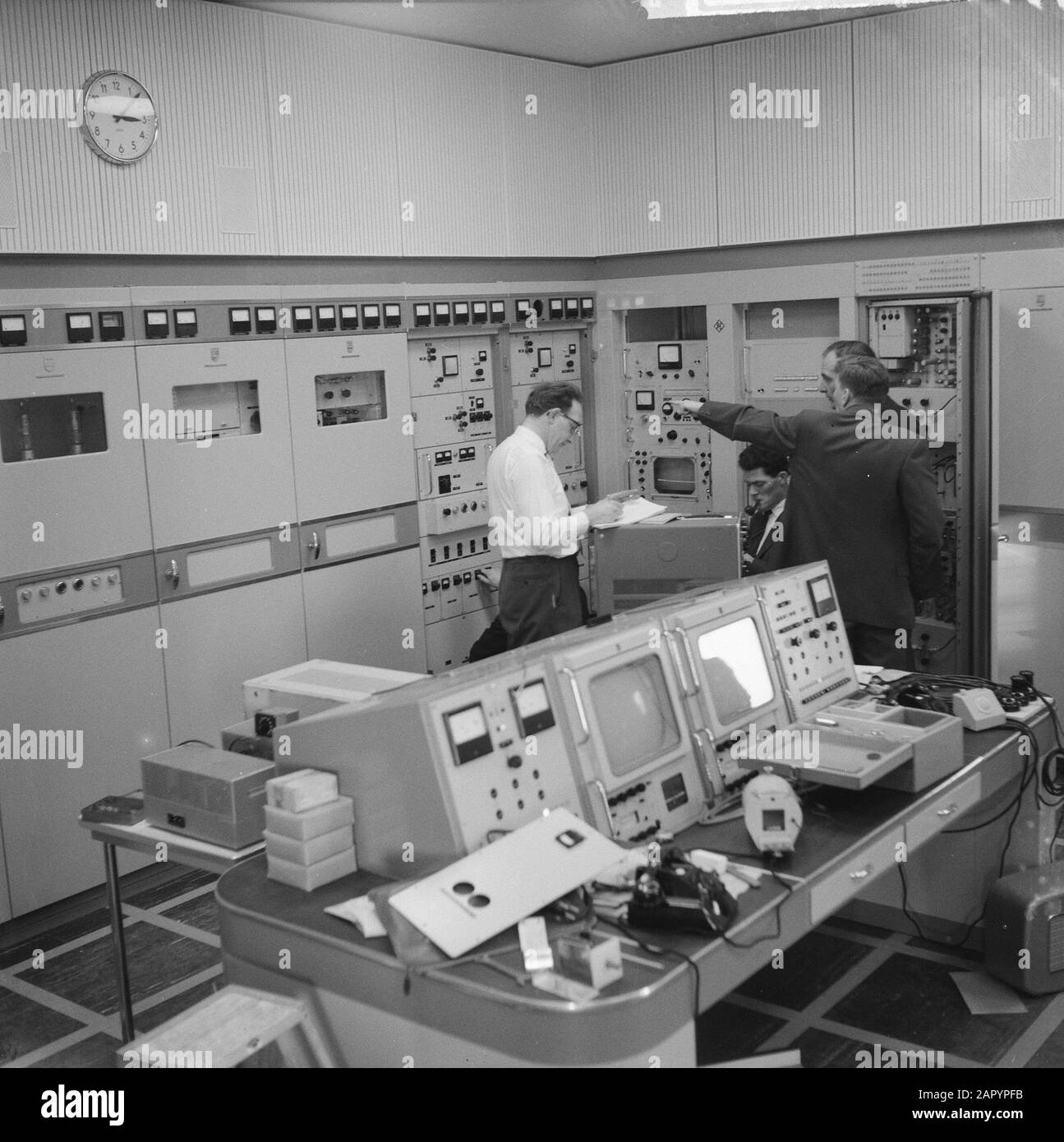 Nouvelle chaîne de télévision à Lopik, personnel technique garder le dernier enregistrement dans la salle de contrôle Date: 17 Janvier 1961 lieu: Lopik mots clés: Personnel, contrôles, chaînes de télévision Banque D'Images