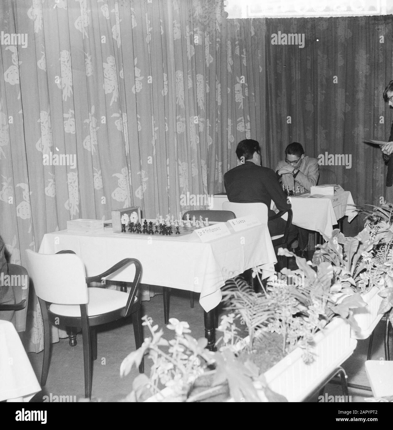 Tournoi d'échecs de zone à Berg en Dal, table de jeu vide par Dr. P. Tritunovic et B. Ivkor Date: 21 novembre 1960 lieu: Montagne et vallée mots clés: Tournois d'échecs, équipement de jeu Nom personnel: B. Ivkor, Dr. P. Tritunovic Banque D'Images