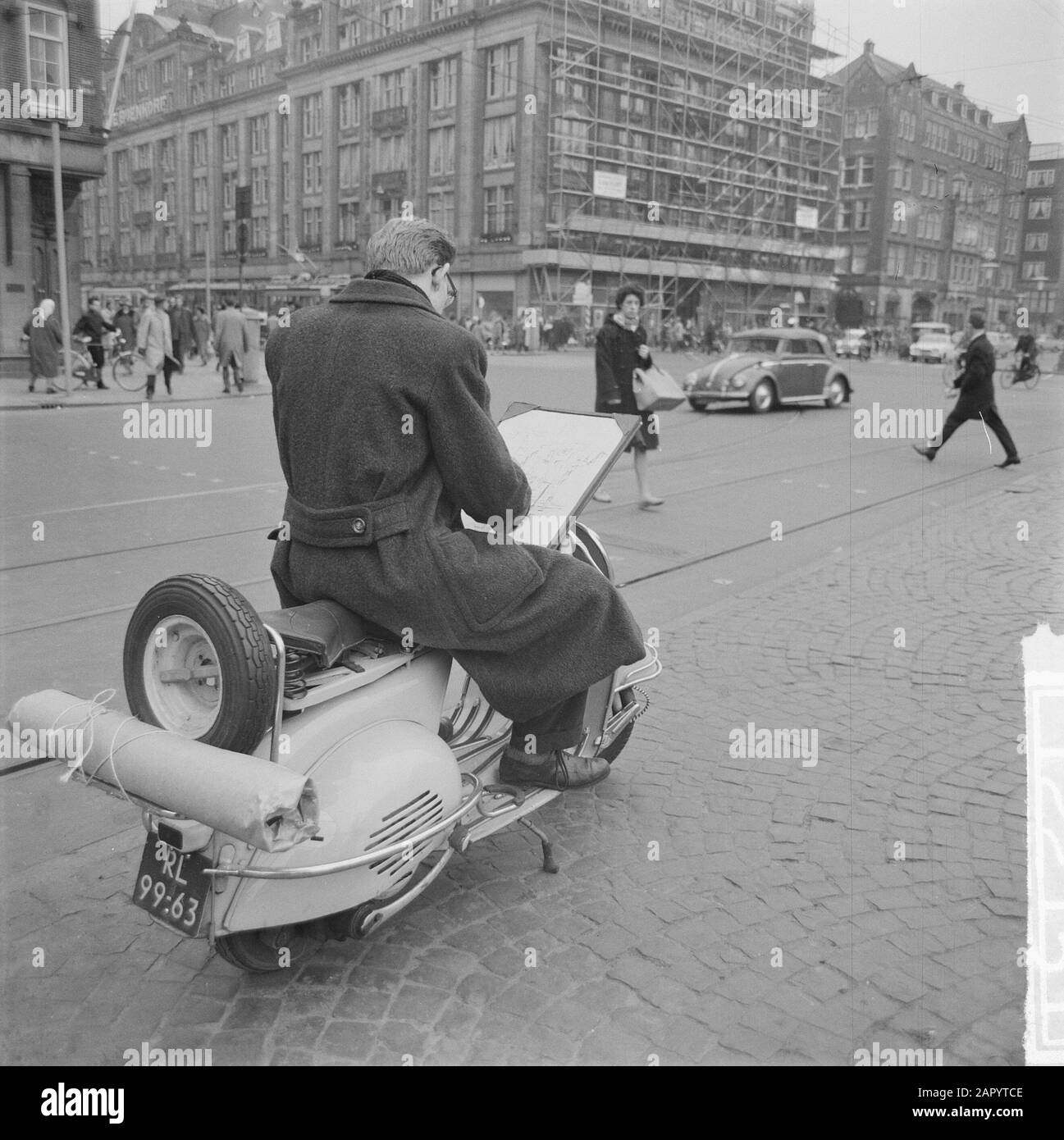 Scootertekenaar Op De Dam Date : 13 Mars 1961 Lieu : Amsterdam, Noord-Holland Banque D'Images